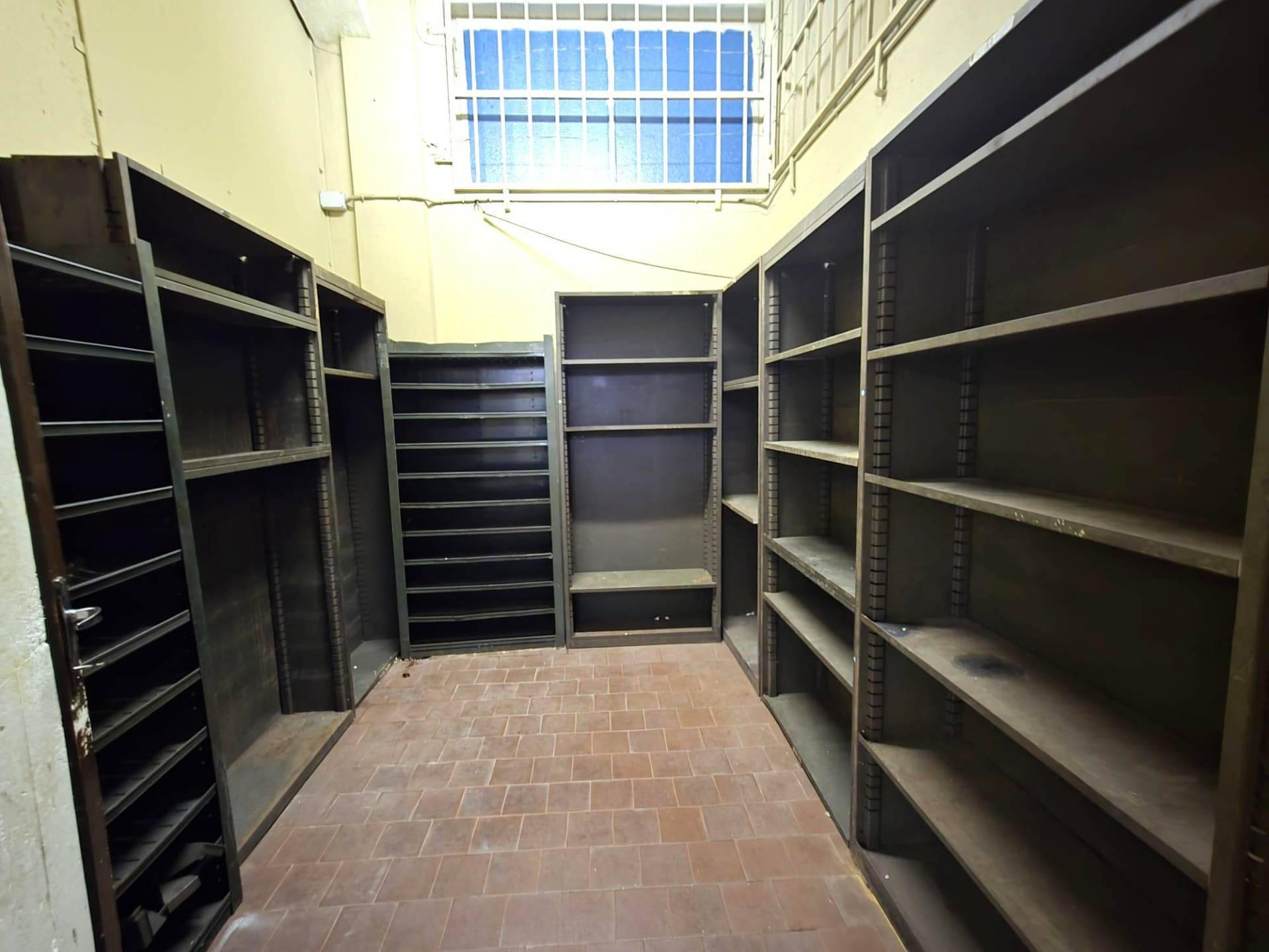 Magazzino in affitto a Genova, Pra