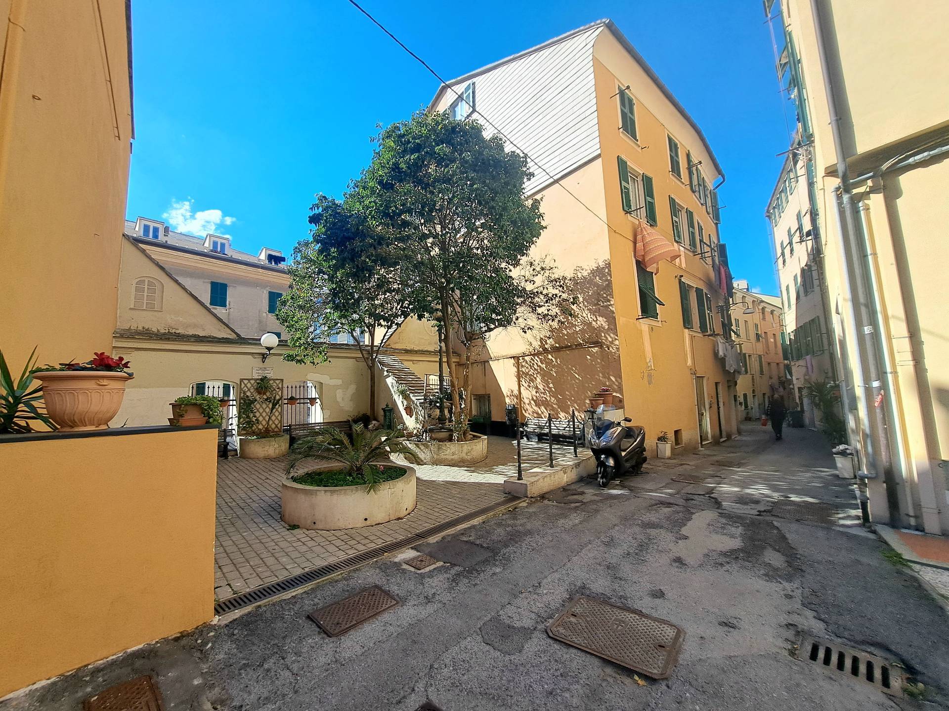 Locale commerciale in affitto a Genova, Voltri