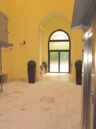 Ufficio ristrutturato a Modena - prossimità centro - 01, atrio ingresso condominale 1