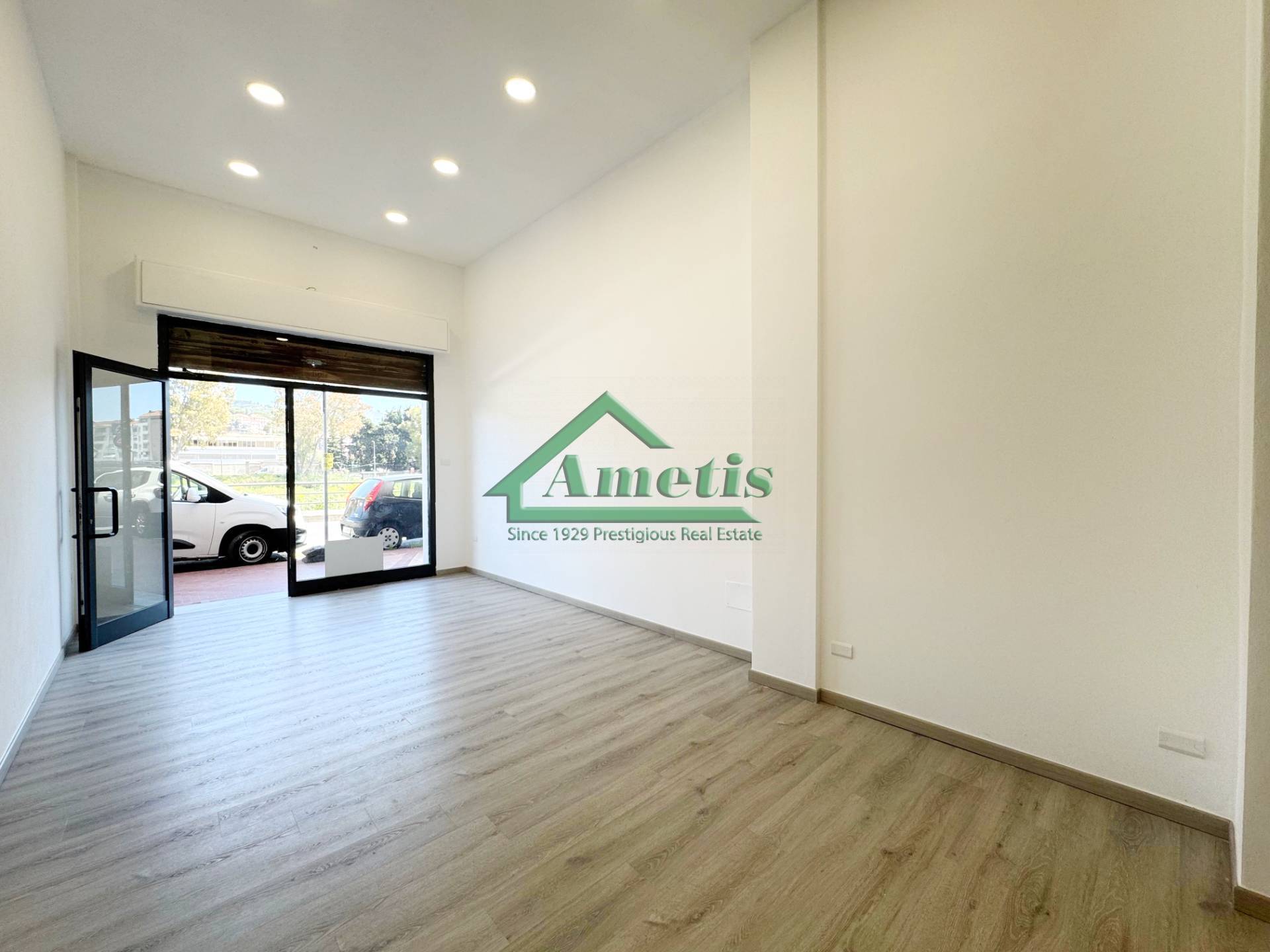 Ufficio / Negozio / Deposito in affitto a Imperia, Oneglia centro