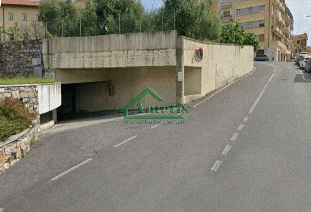 Garage in vendita a Imperia, Porto Maurizio centro