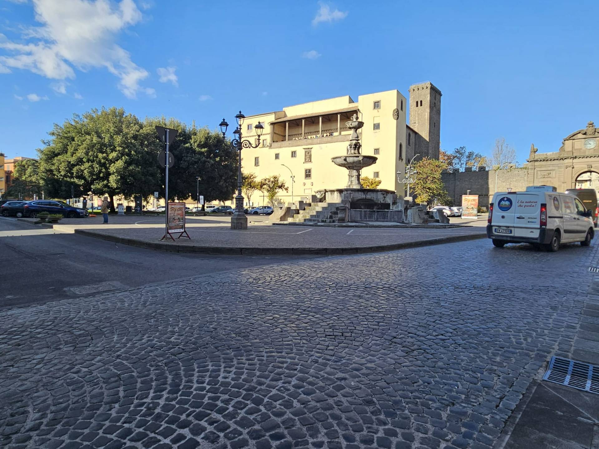 Locale commerciale in affitto, Viterbo centro