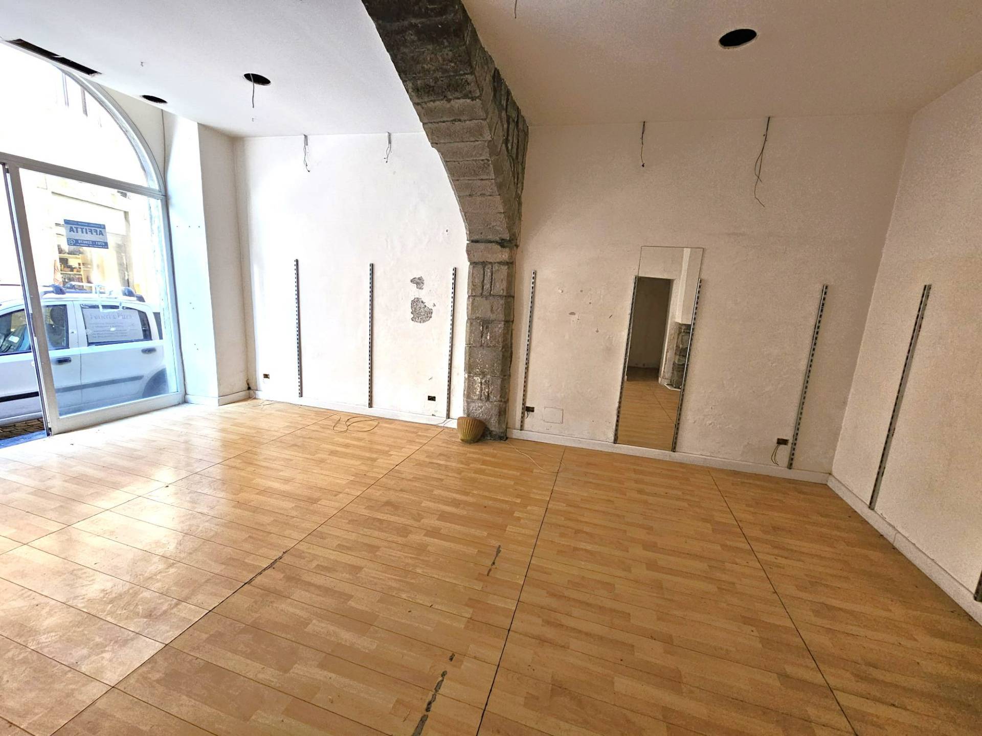 Locale commerciale in affitto a Viterbo, Centro