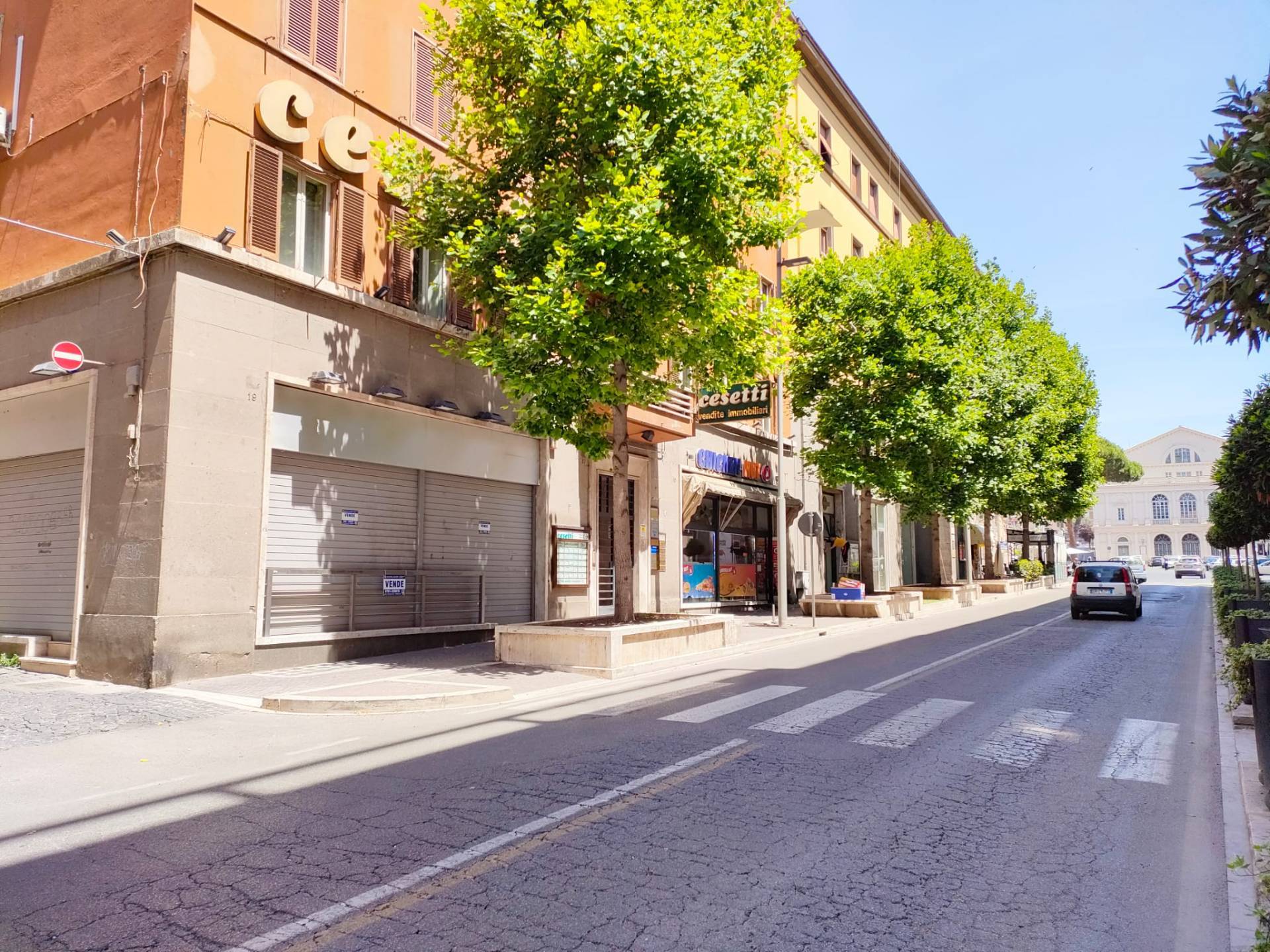 Locale commerciale in vendita a Viterbo, Centro