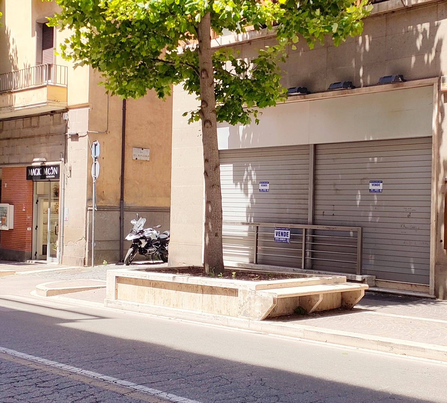 Locale commerciale in vendita a Viterbo, Centro