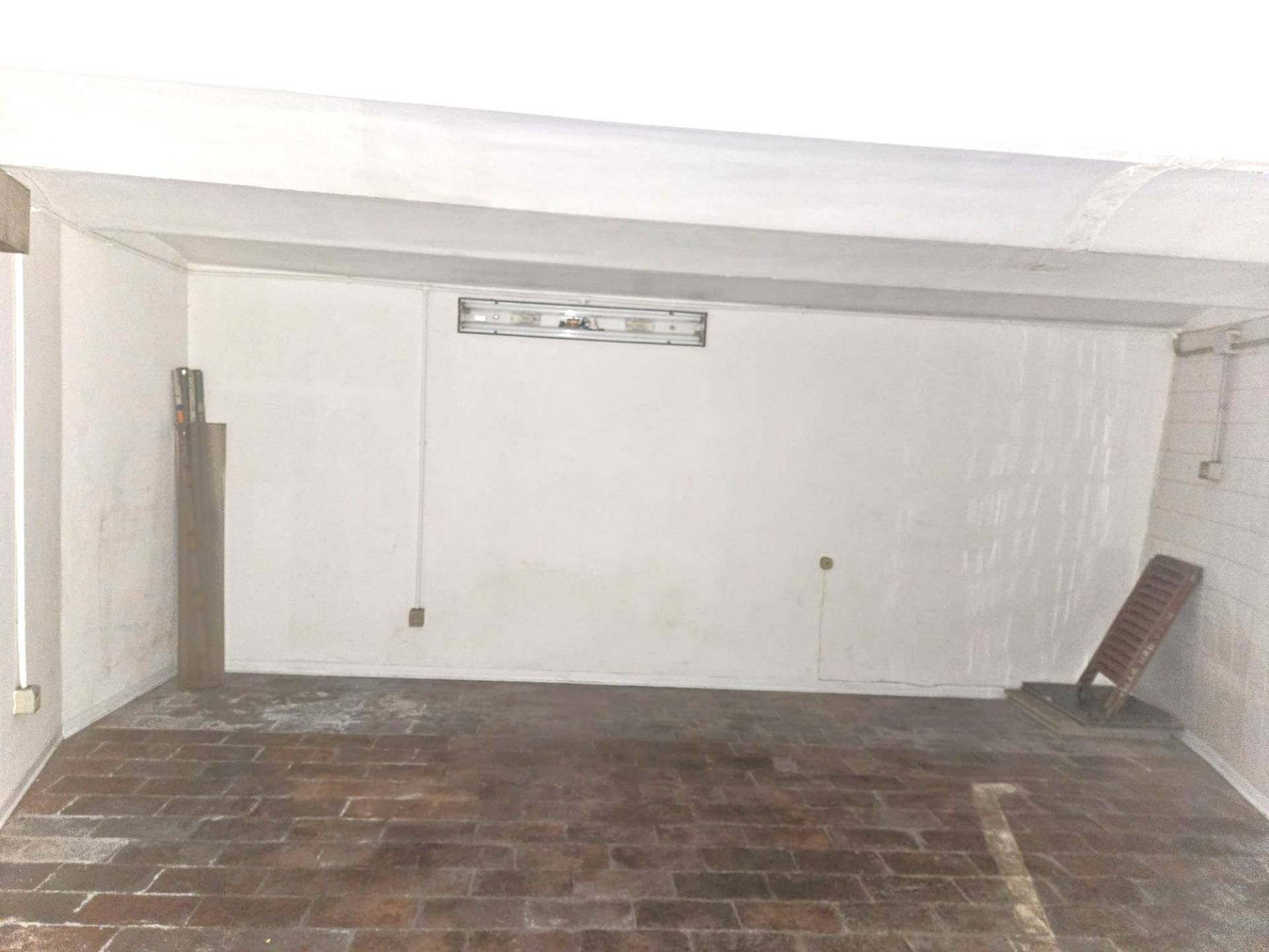 Locale commerciale in vendita a Viterbo, Centro