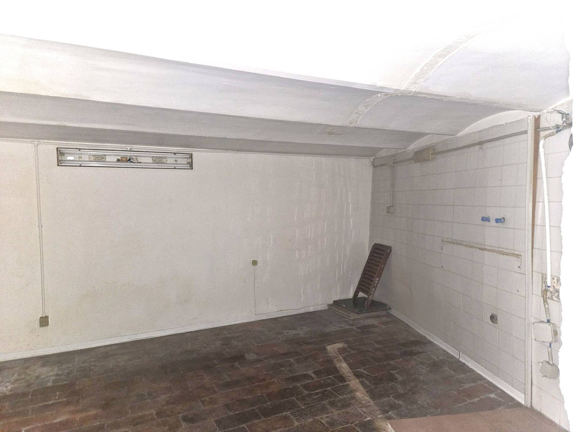 Locale commerciale in vendita a Viterbo, Centro