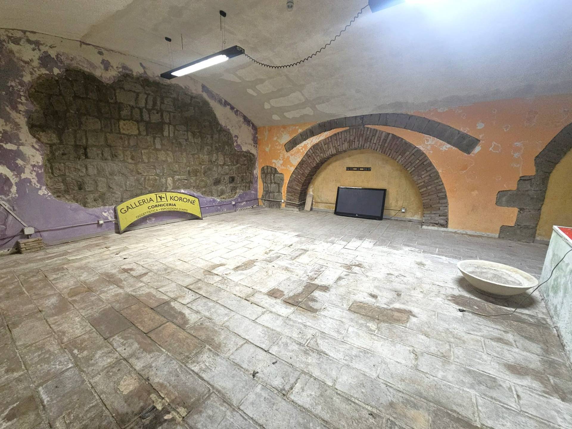 Magazzino in vendita a Viterbo, Centro