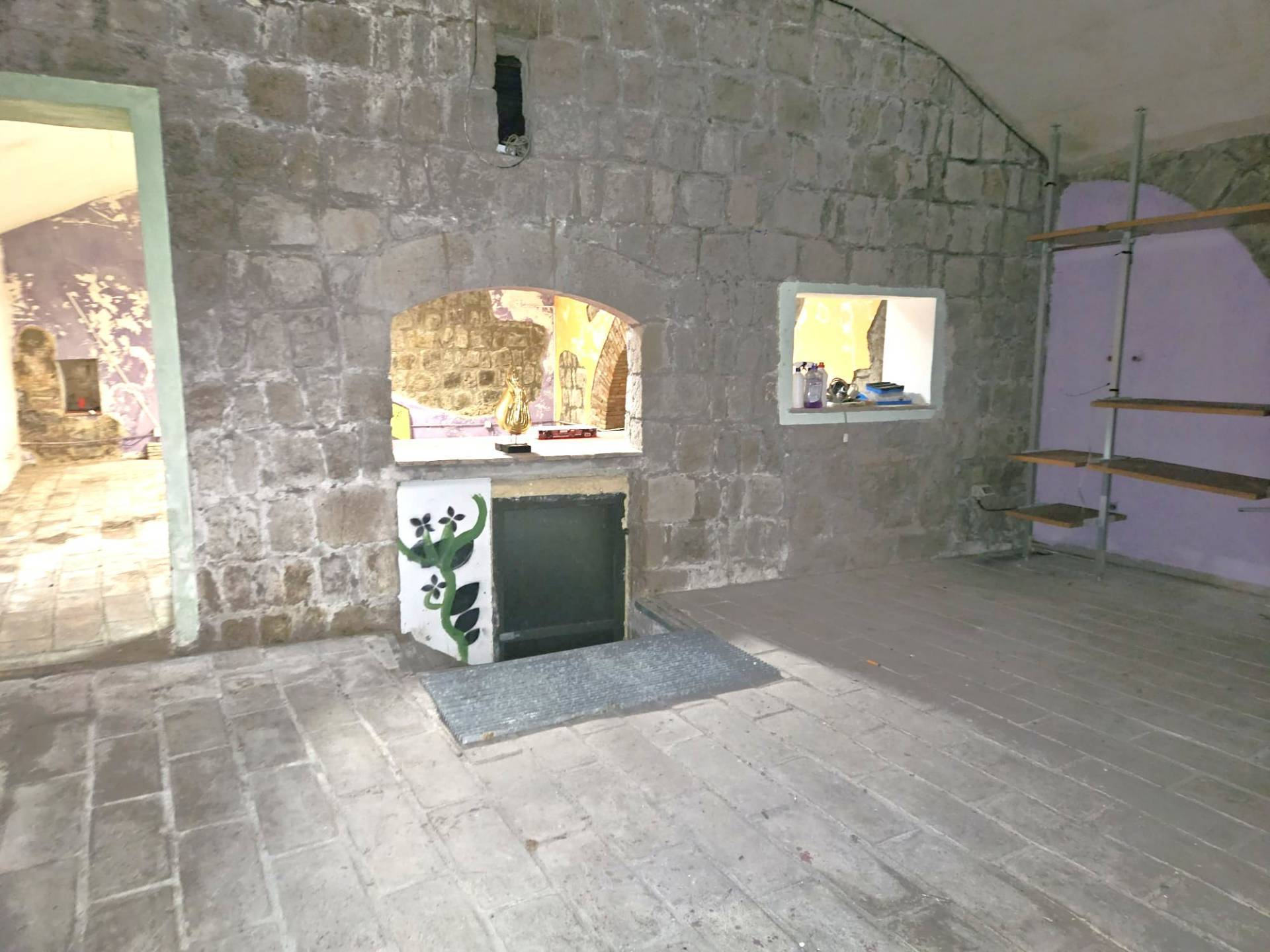Magazzino in vendita a Viterbo, Centro