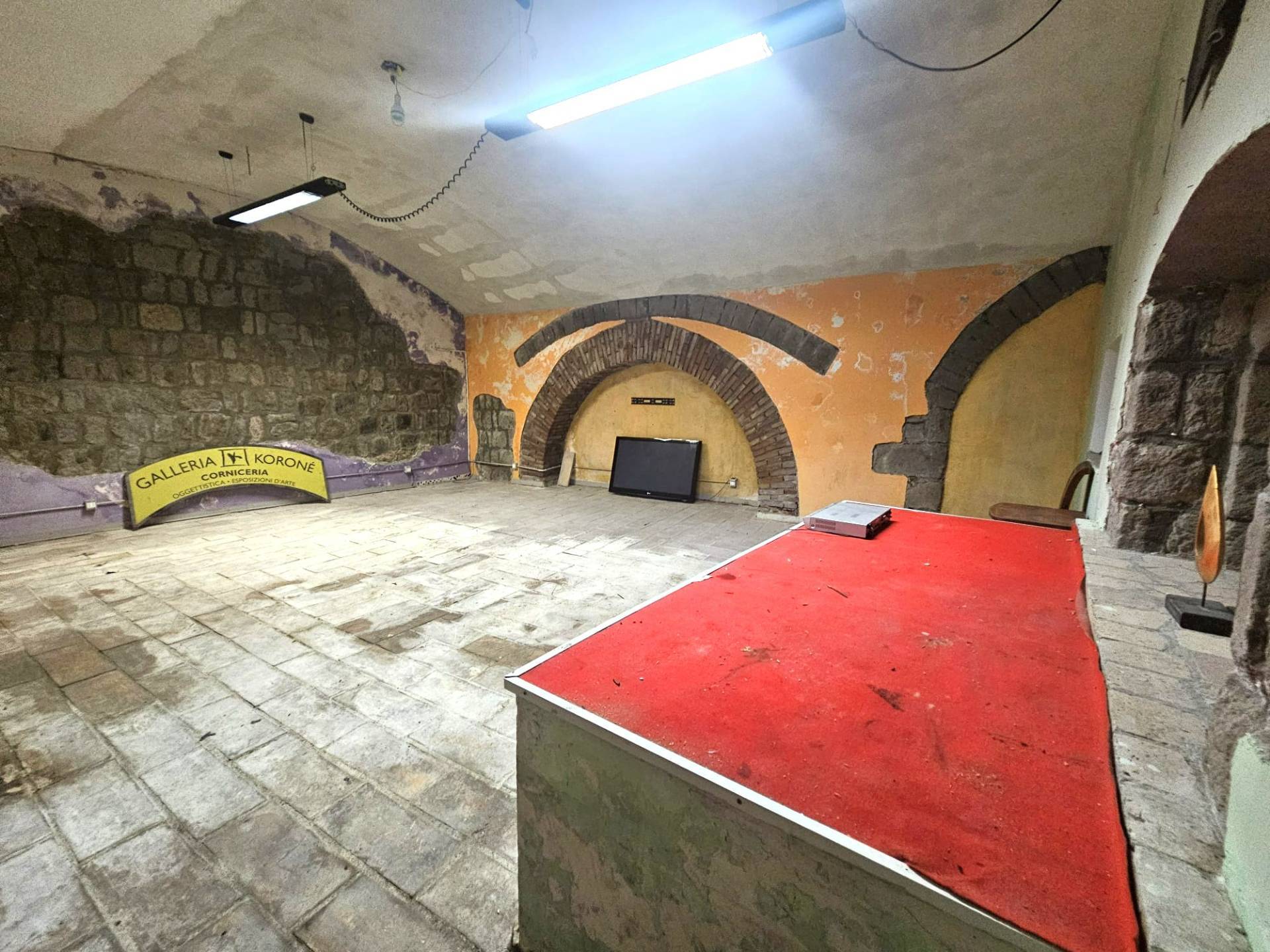 Magazzino in vendita a Viterbo, Centro