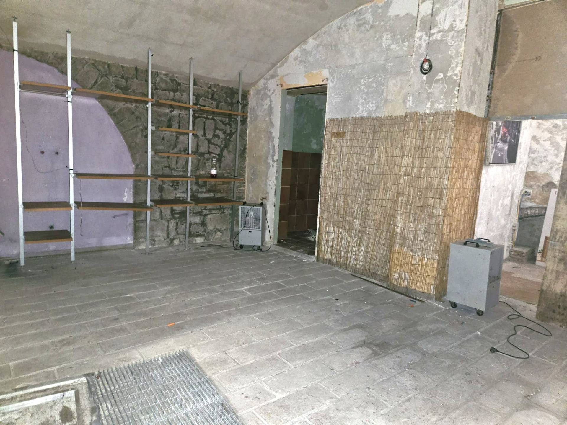 Magazzino in vendita a Viterbo, Centro