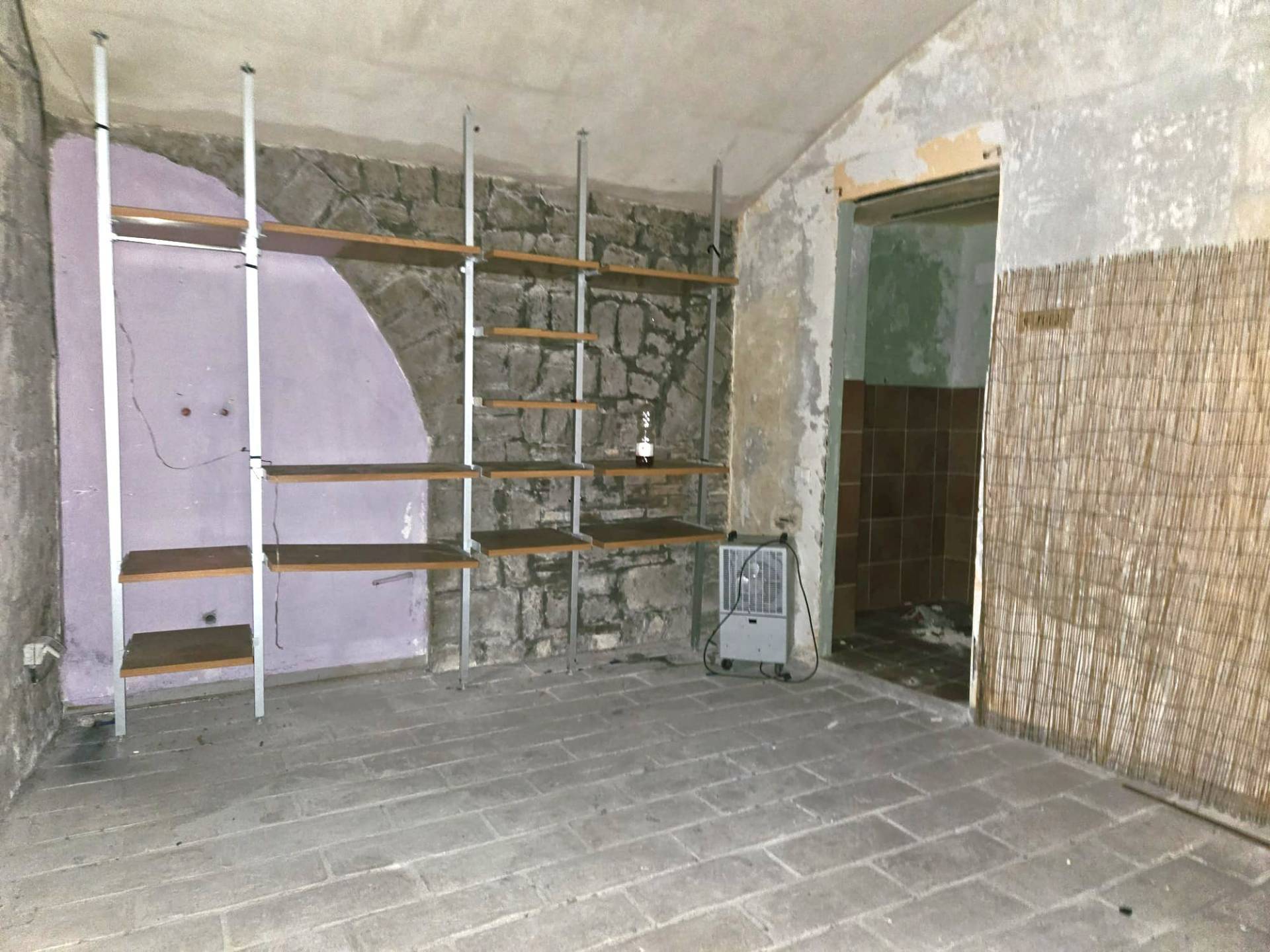 Magazzino in vendita a Viterbo, Centro