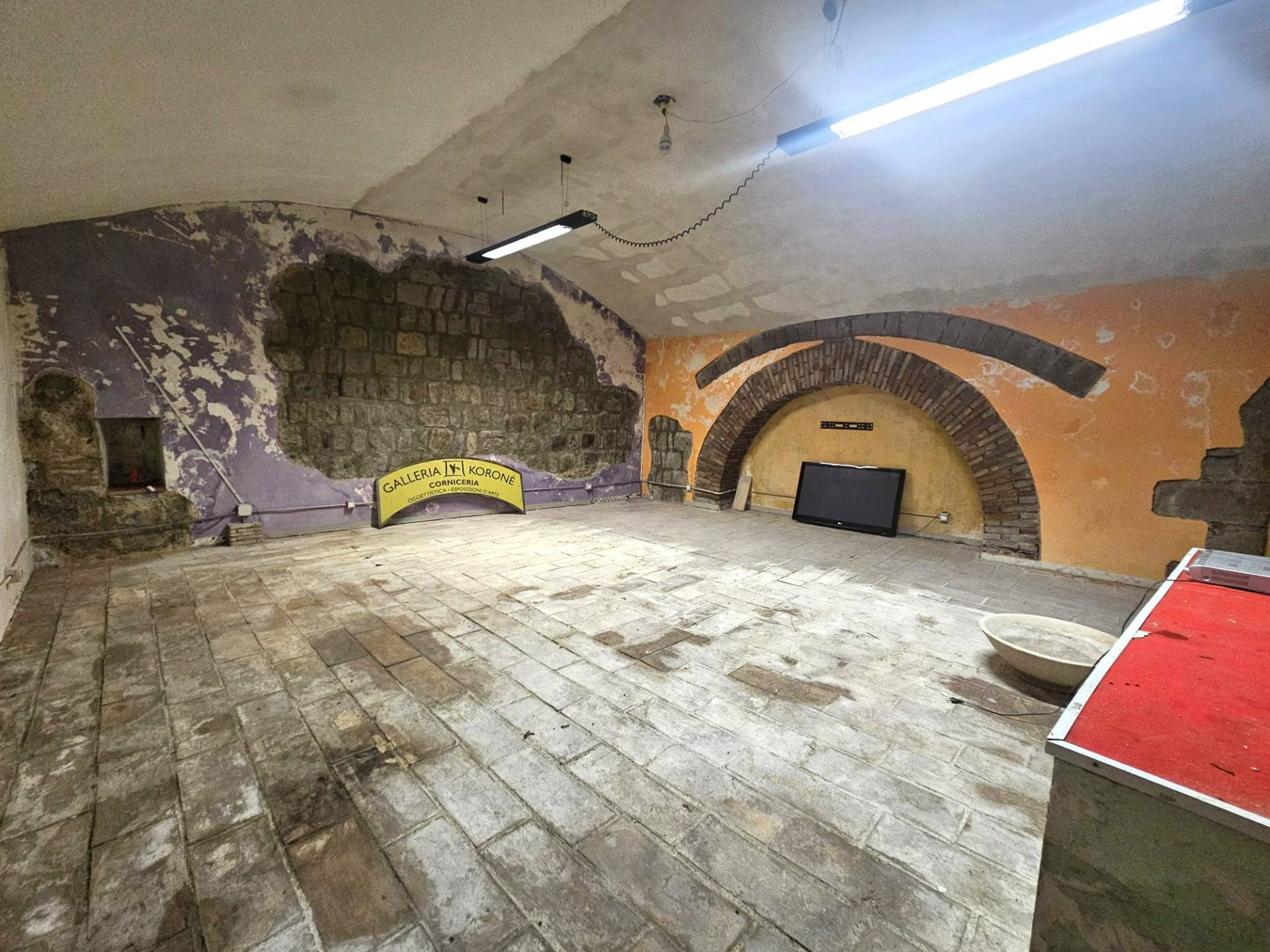 Magazzino in vendita a Viterbo, Centro