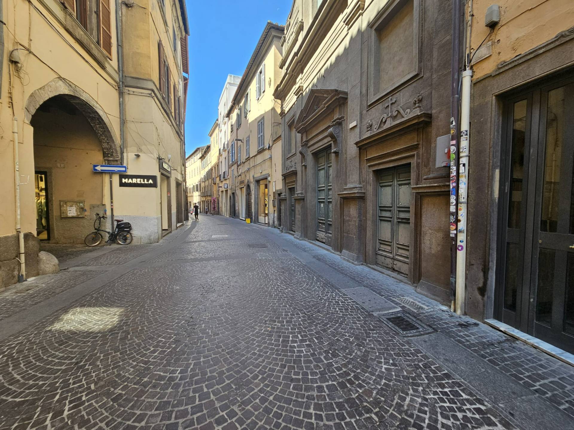 Locale commerciale in affitto a Viterbo, Centro