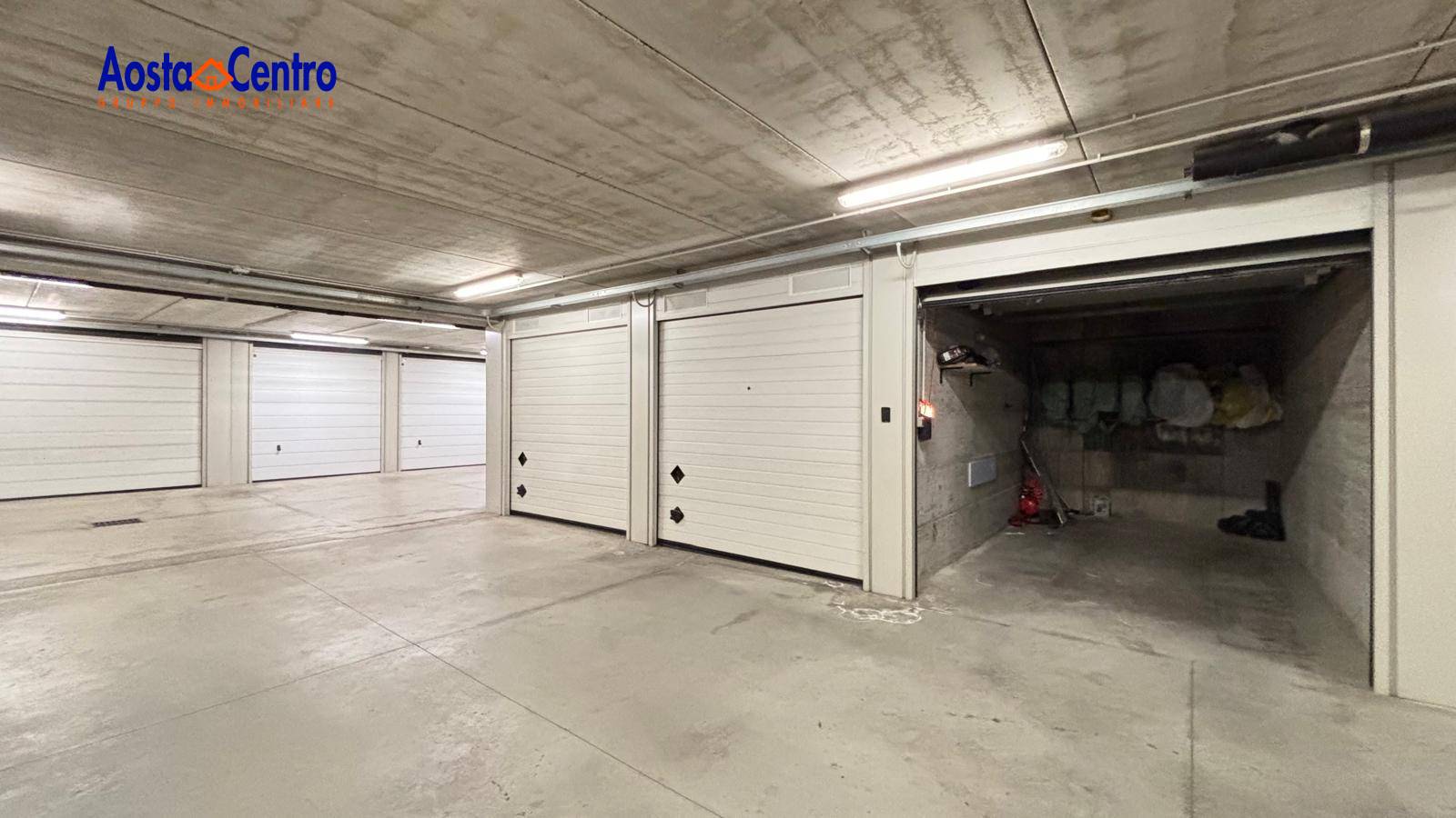 Box o garage in vendita a Aosta, Semicentro