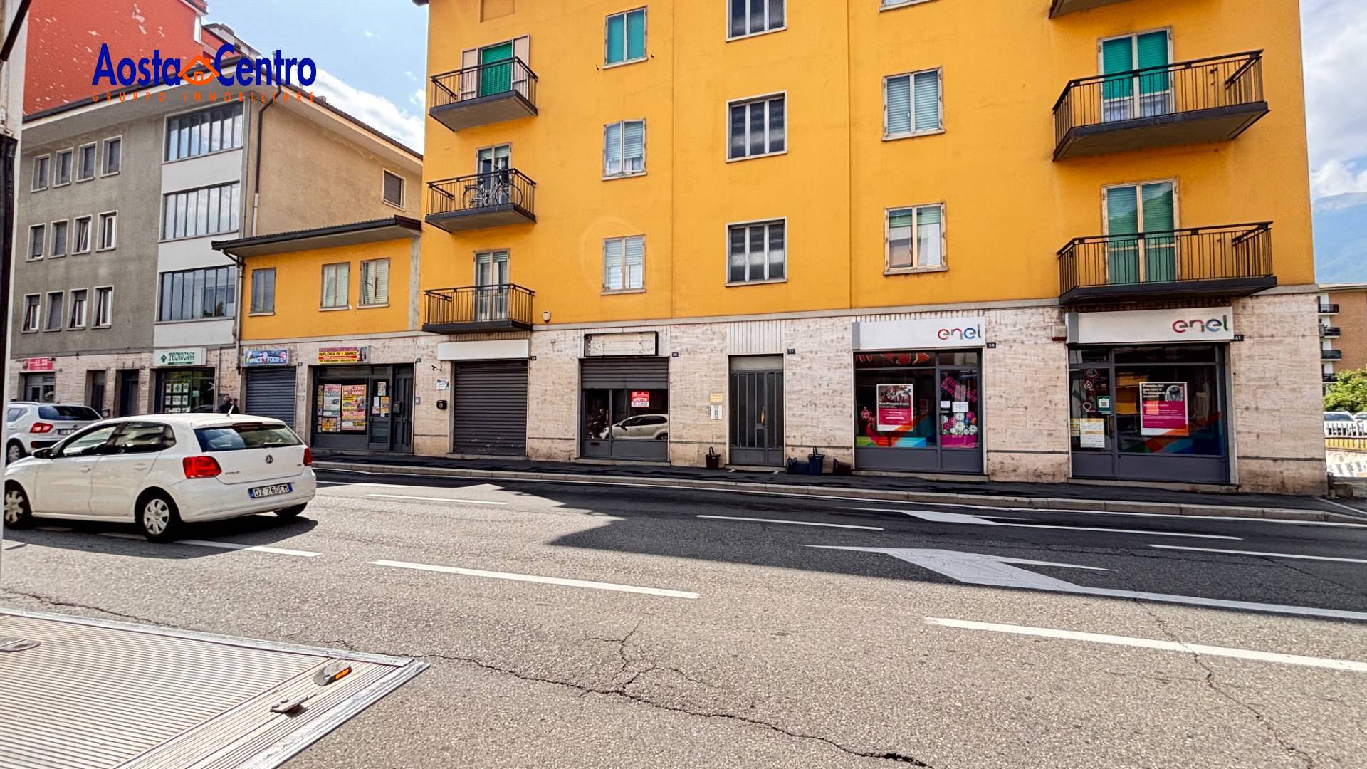 Locale commerciale in affitto a Aosta, Centro