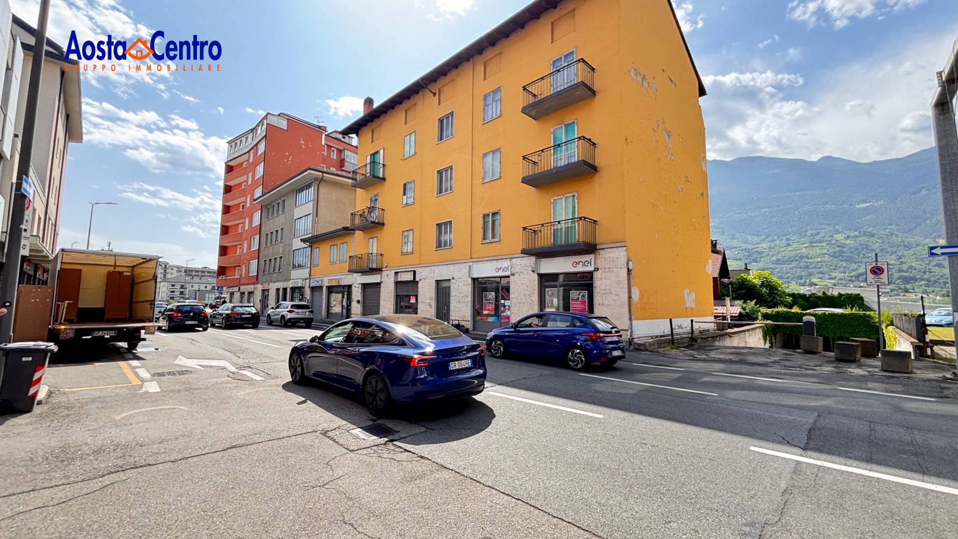 Locale commerciale in affitto a Aosta, Centro