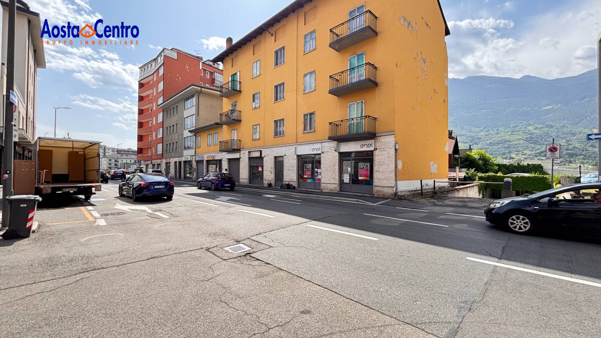 Locale commerciale in affitto a Aosta, Centro