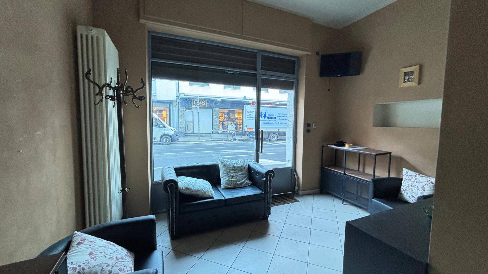 Locale commerciale in affitto a Aosta, Centro