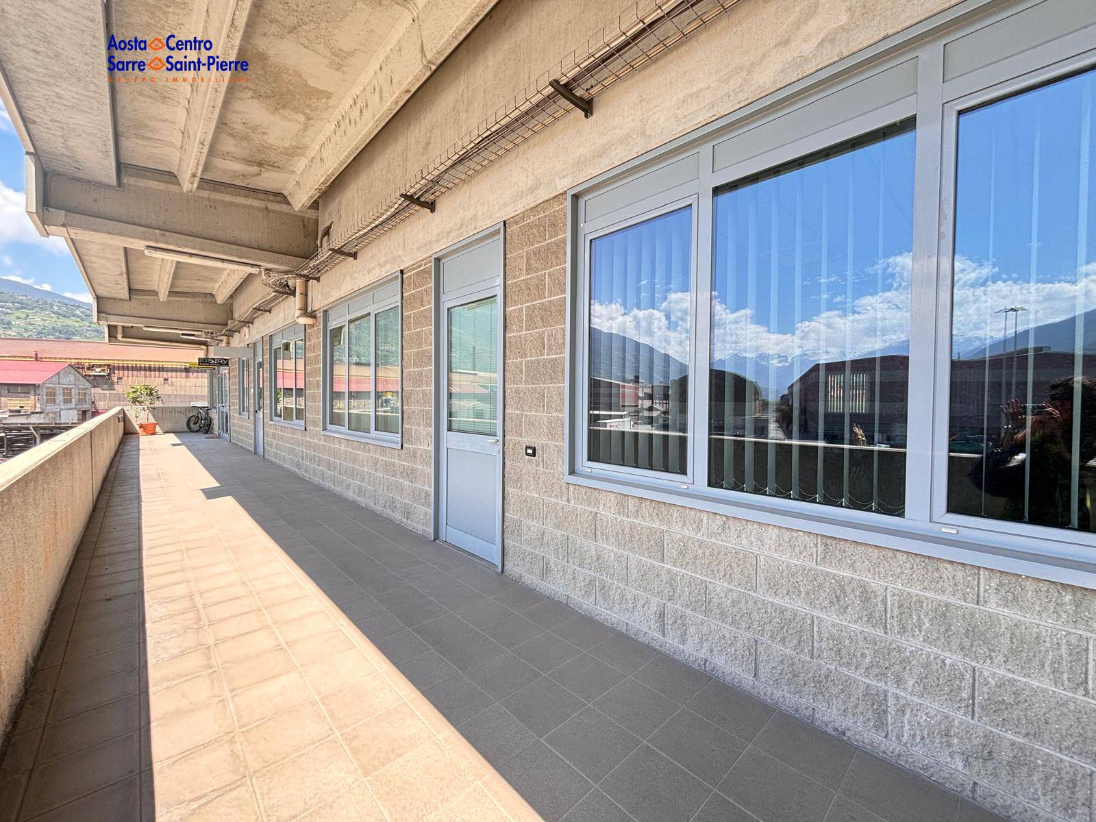 Locale commerciale in affitto a Aosta, Periferia