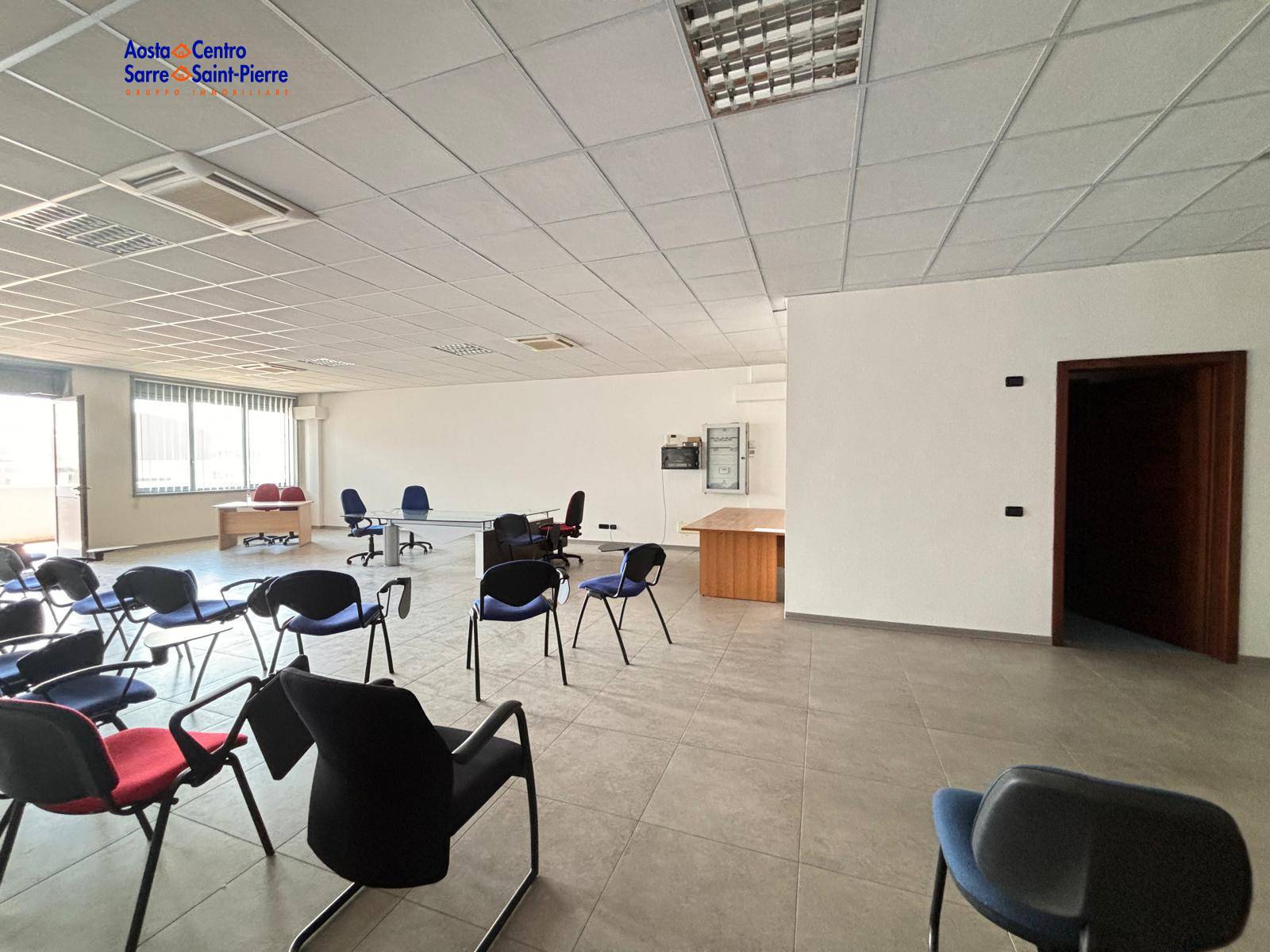 Locale commerciale in affitto a Aosta, Periferia