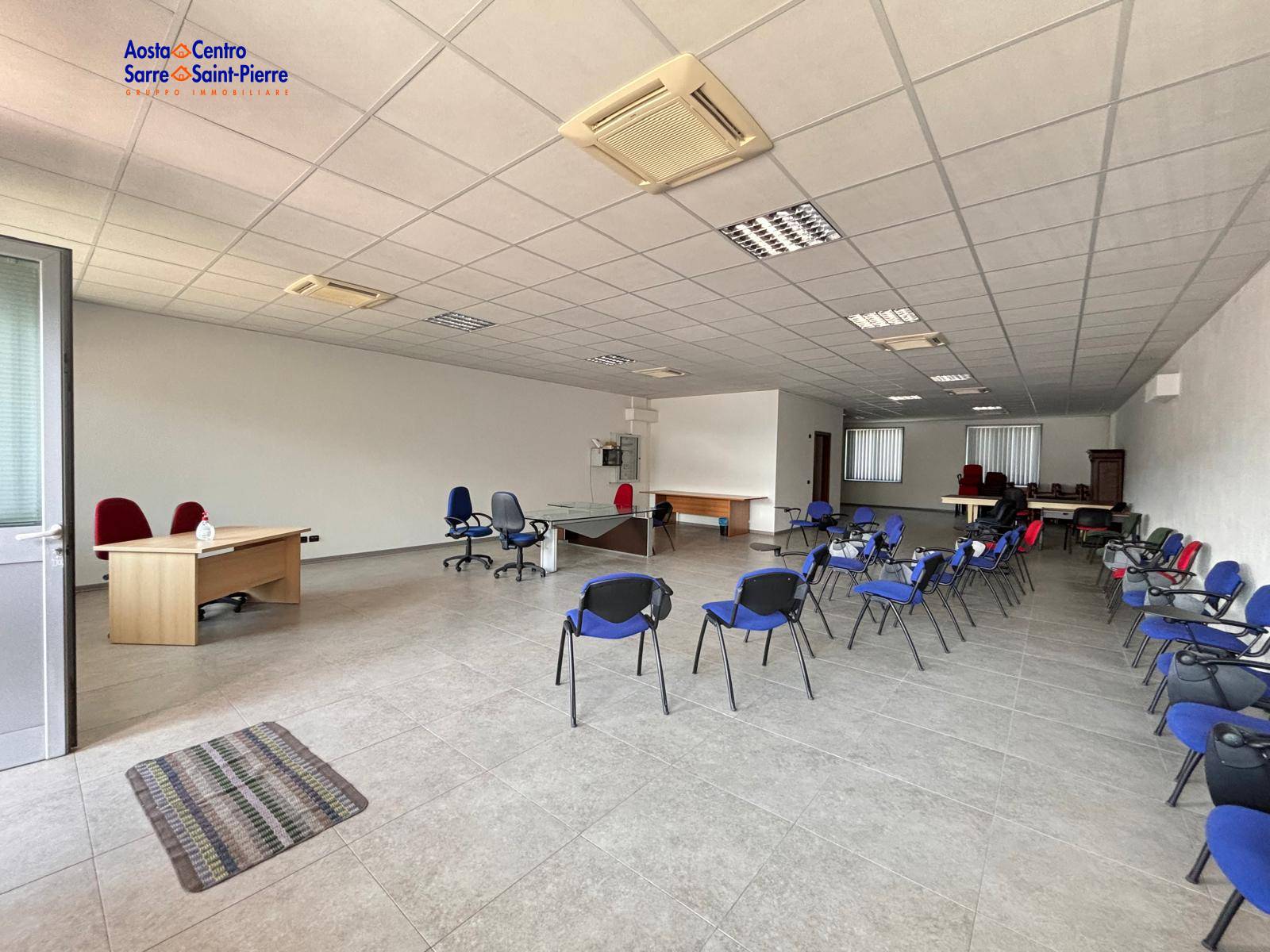Locale commerciale in affitto a Aosta, Periferia