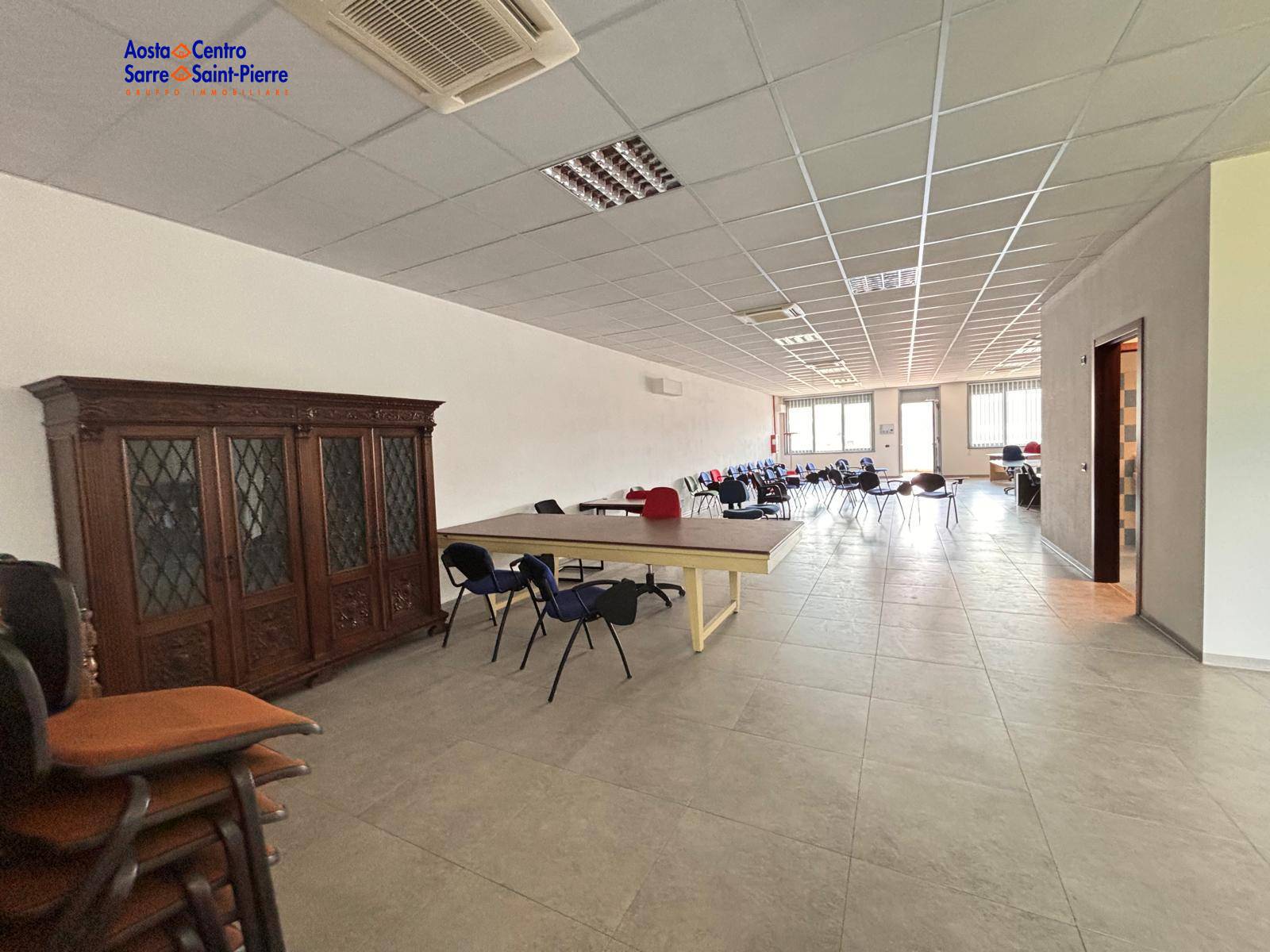Locale commerciale in affitto a Aosta, Periferia