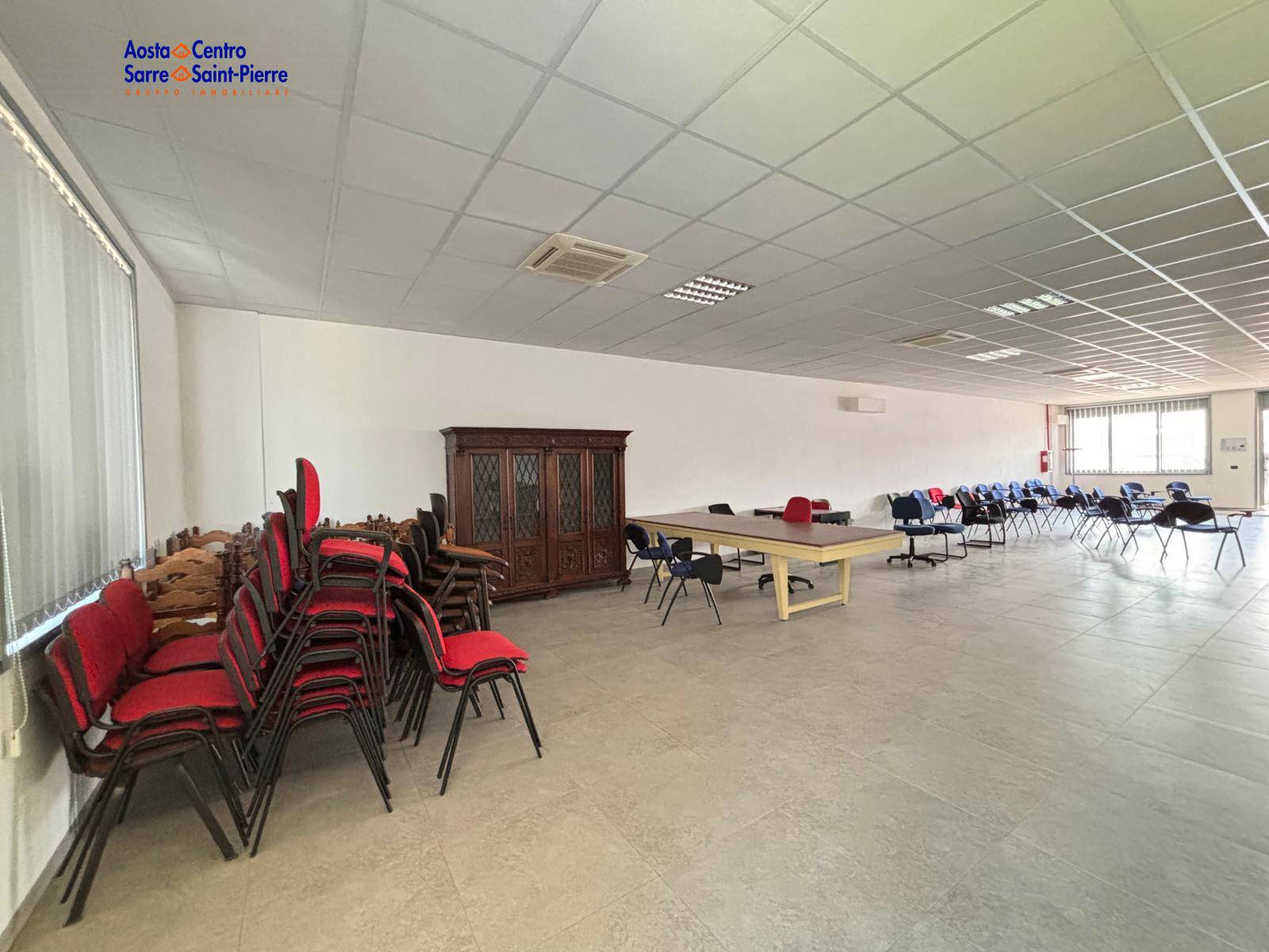 Locale commerciale in affitto a Aosta, Periferia