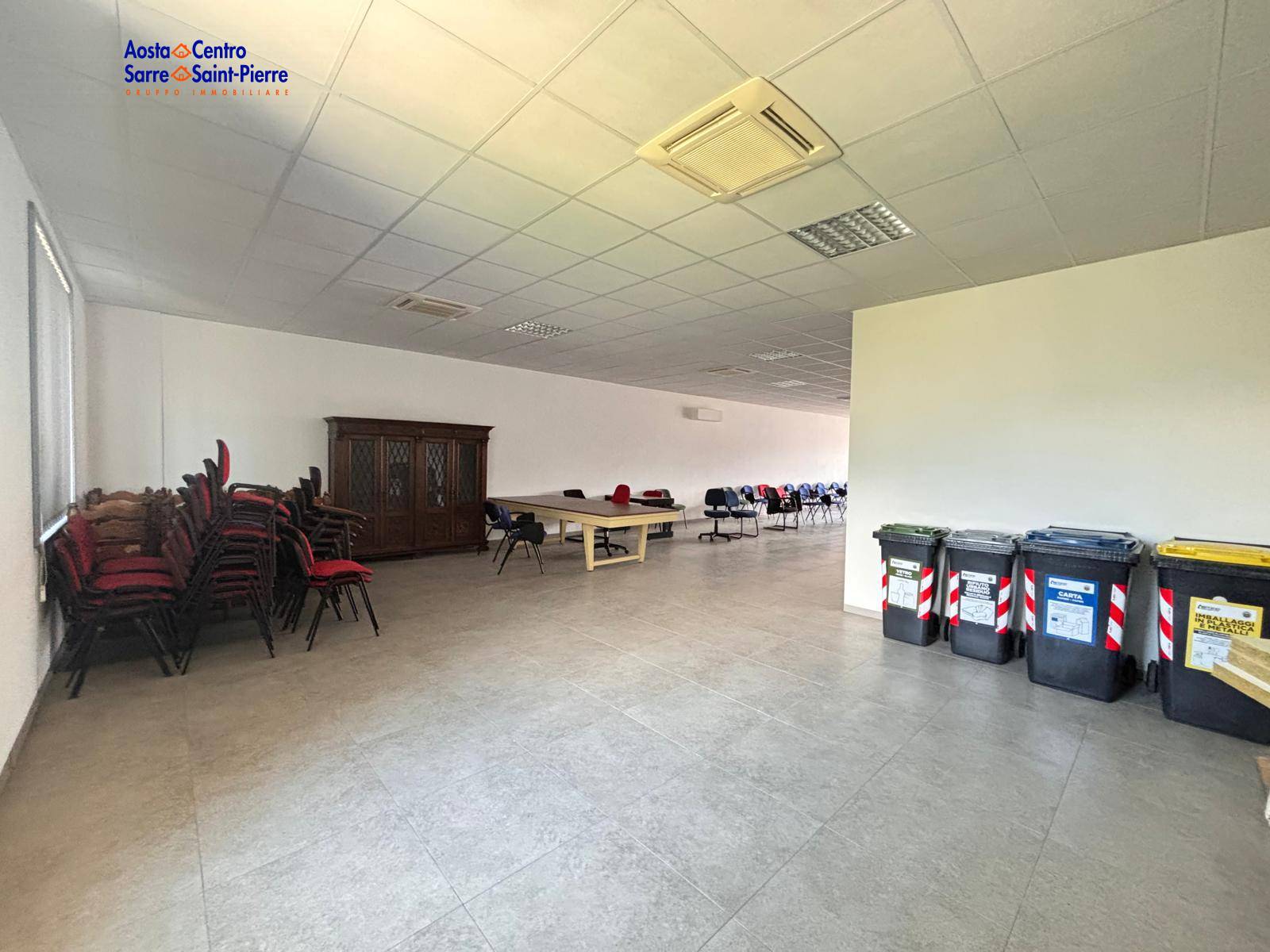 Locale commerciale in affitto a Aosta, Periferia