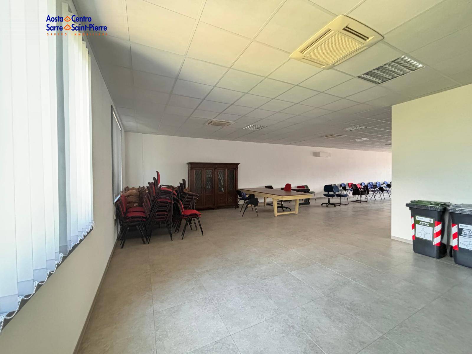 Locale commerciale in affitto a Aosta, Periferia