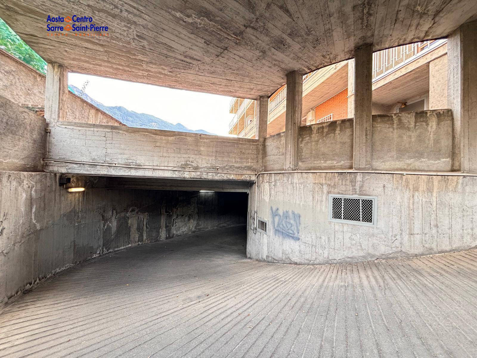 Box o garage in vendita a Aosta, Centro