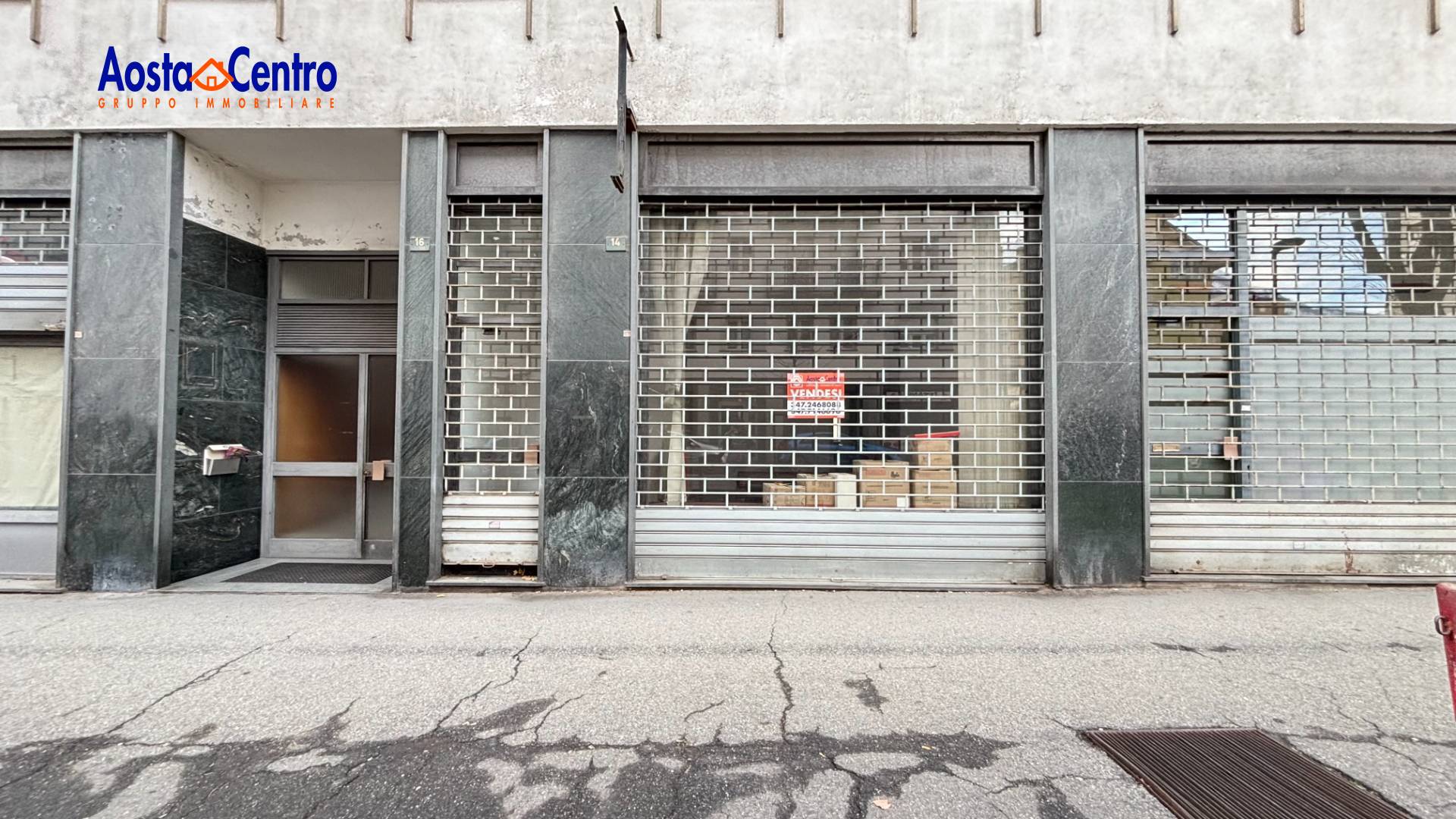 Locale commerciale in vendita a Aosta, Centro