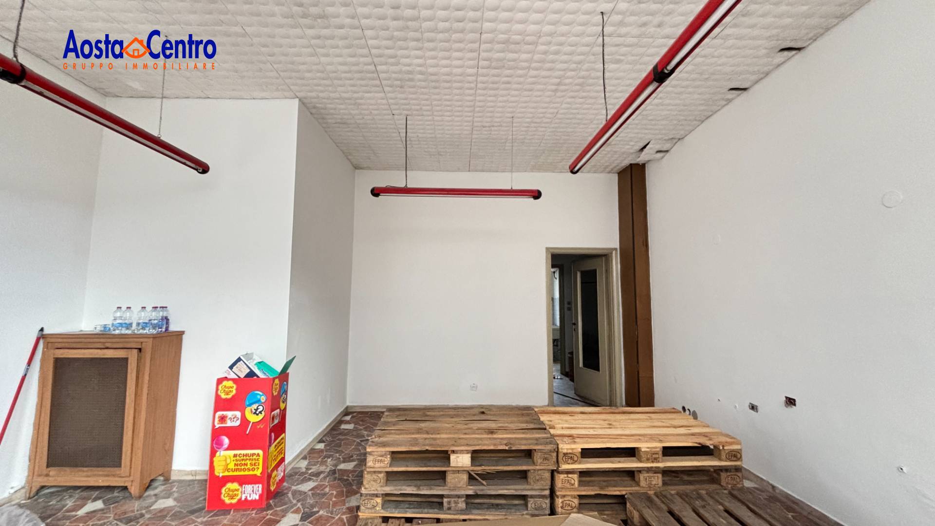 Locale commerciale in vendita a Aosta, Centro