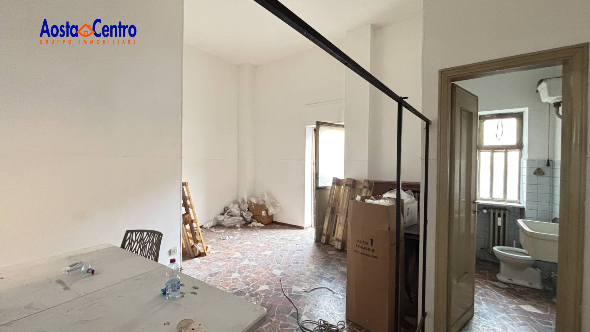 Locale commerciale in vendita a Aosta, Centro