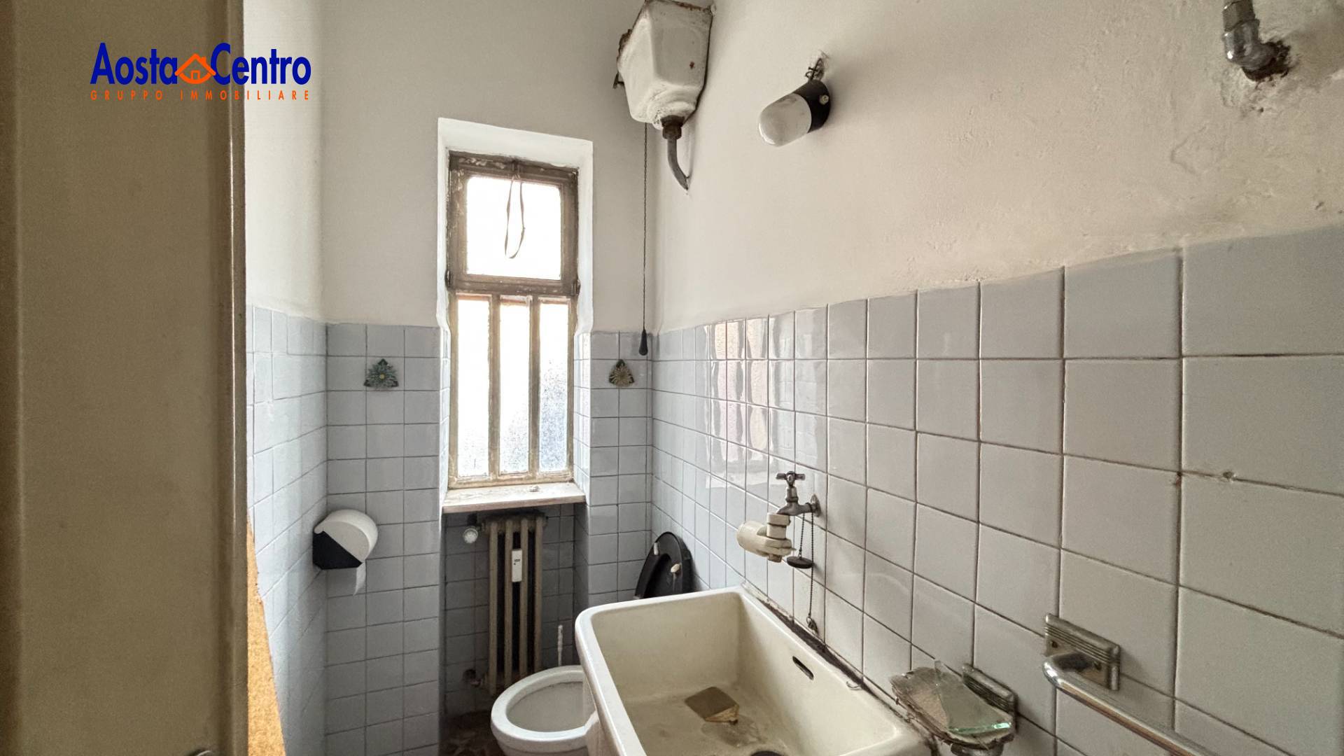 Locale commerciale in vendita a Aosta, Centro