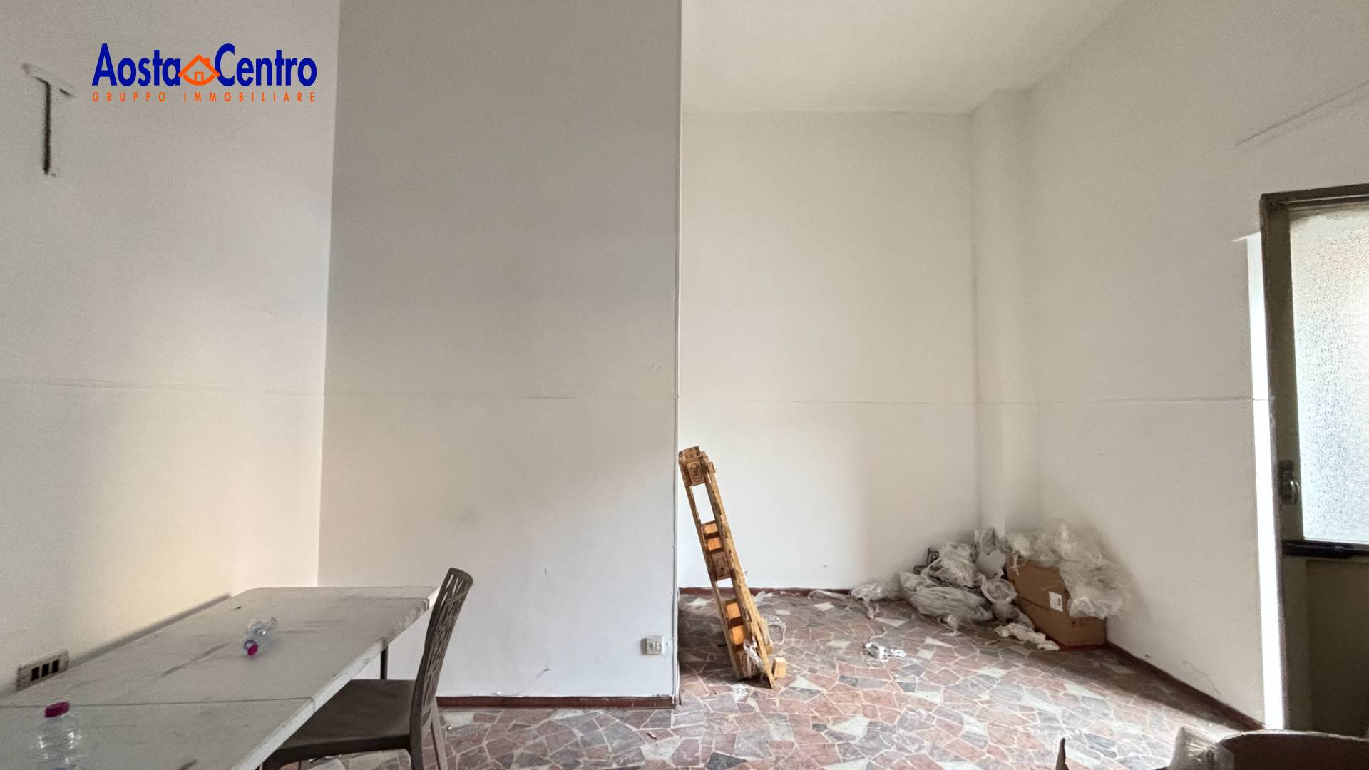 Locale commerciale in vendita a Aosta, Centro