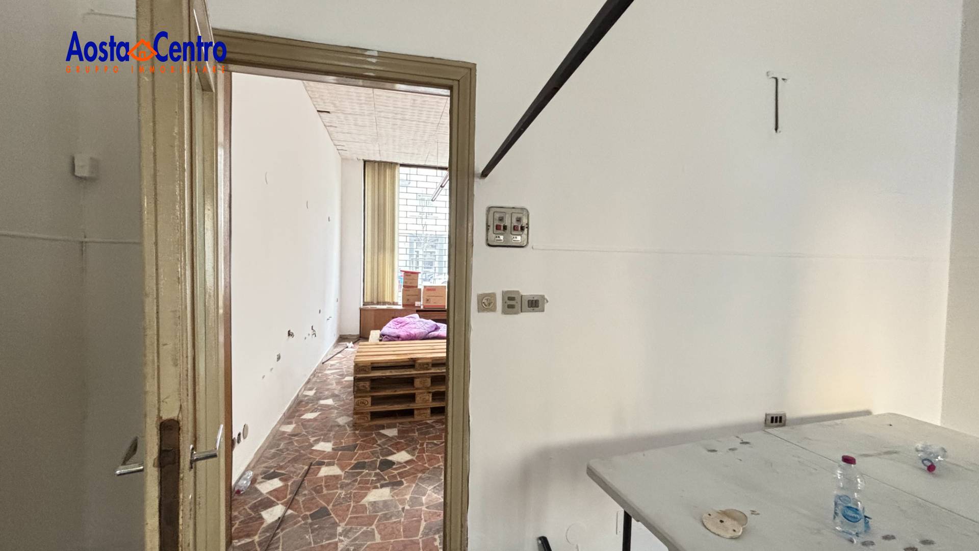 Locale commerciale in vendita a Aosta, Centro