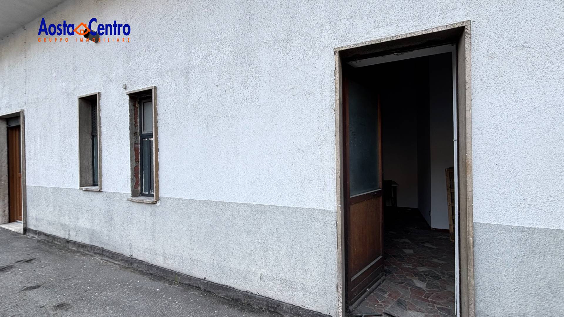 Locale commerciale in vendita a Aosta, Centro