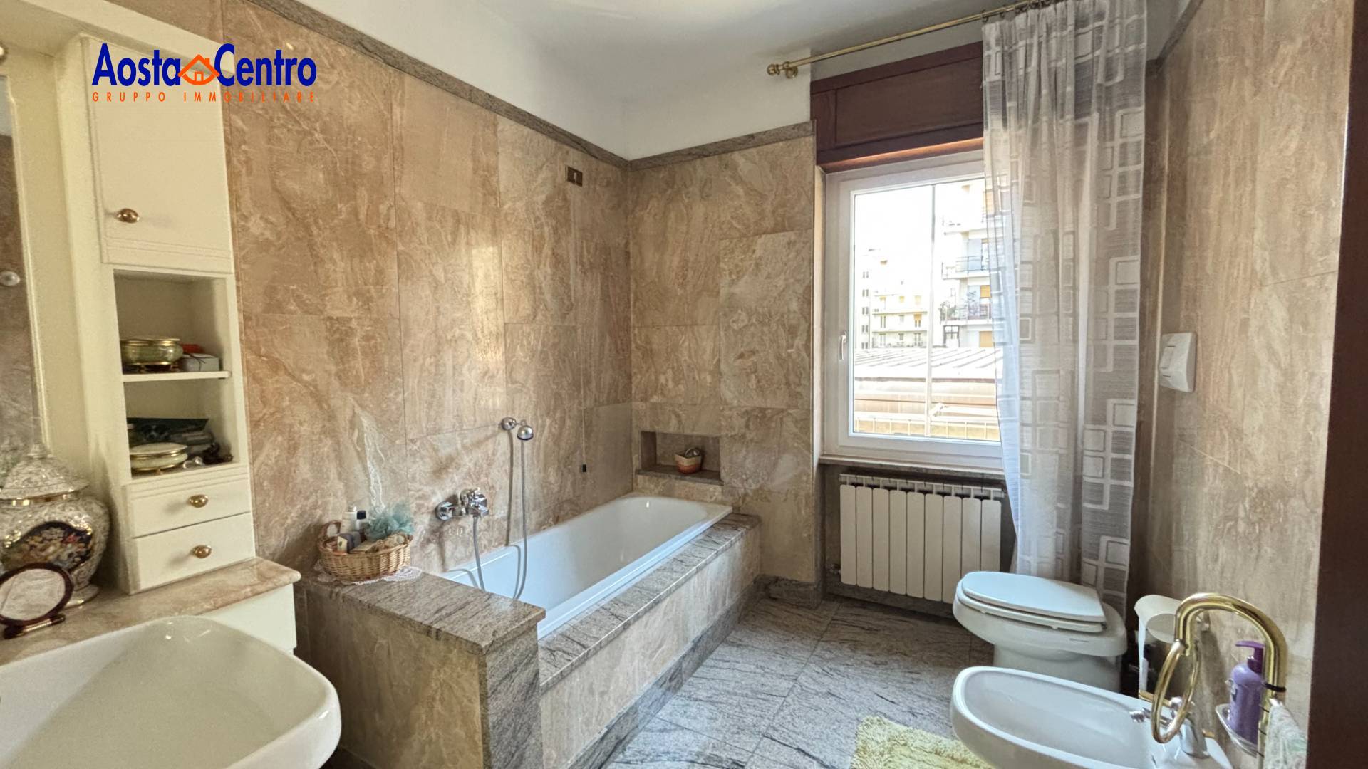 Trilocale in vendita a Aosta, Centro