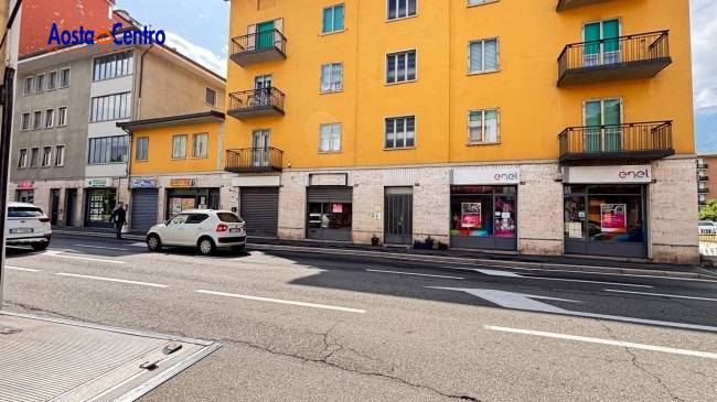 Locale commerciale in affitto a Aosta, Centro