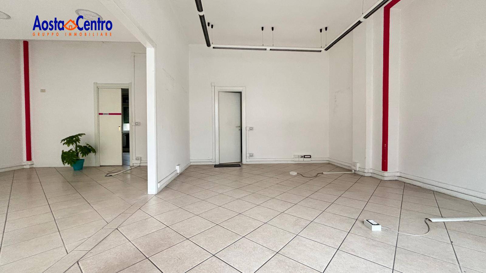 Locale commerciale in affitto a Aosta, Centro