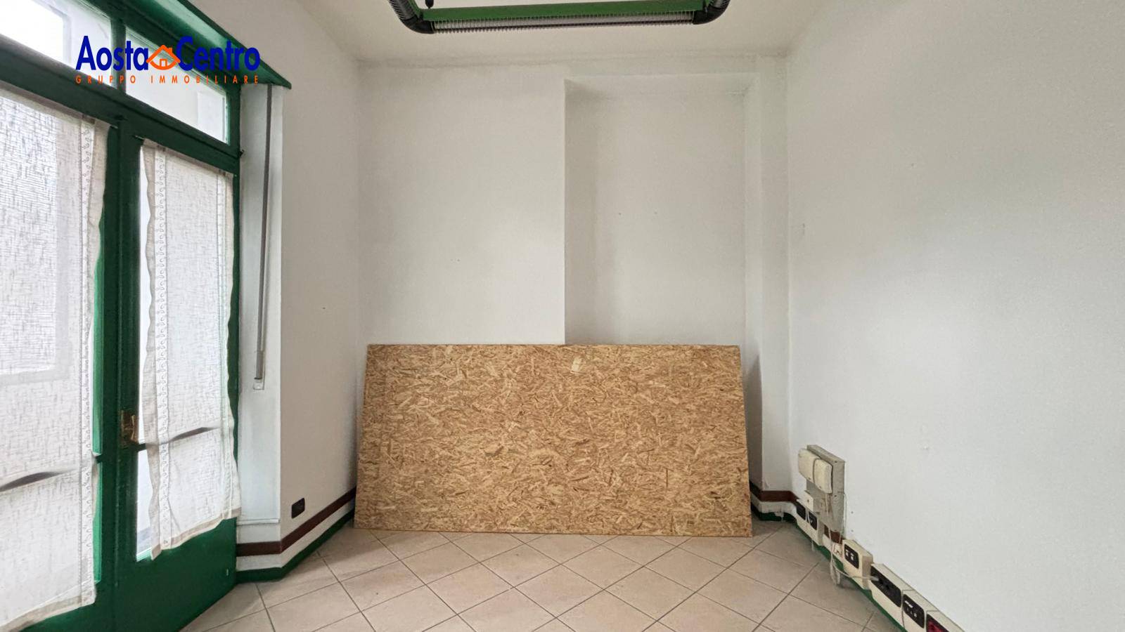 Locale commerciale in affitto a Aosta, Centro
