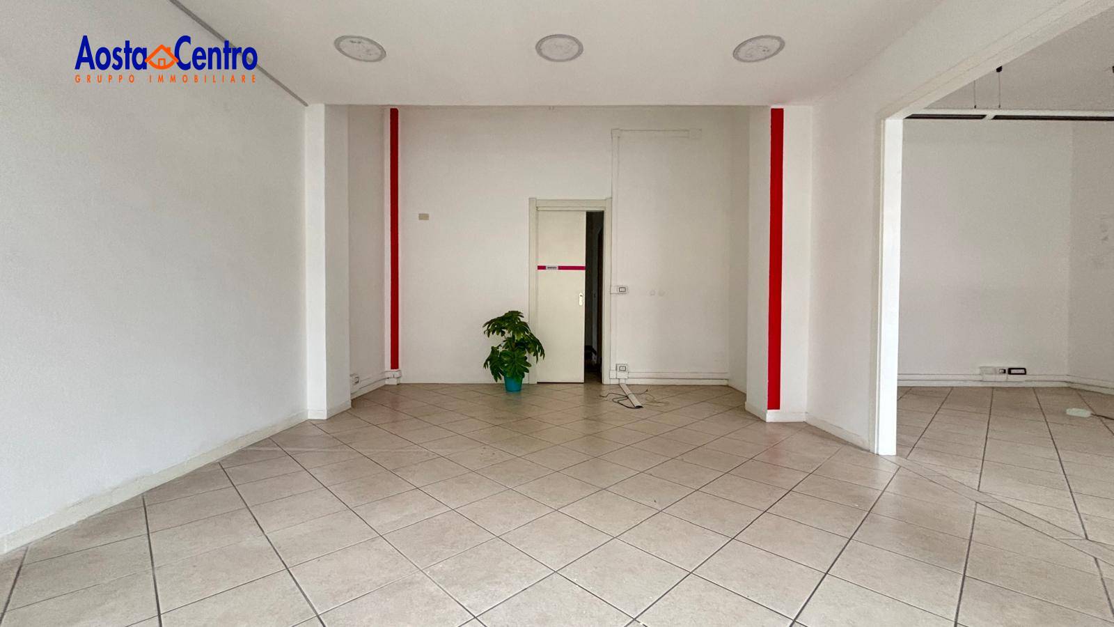 Locale commerciale in affitto a Aosta, Centro
