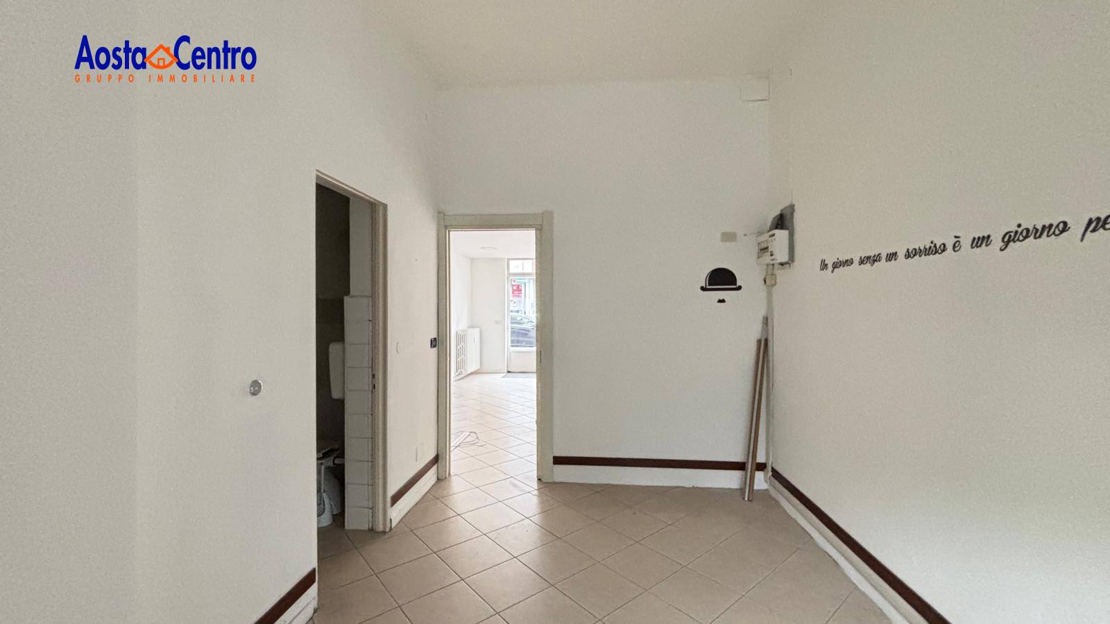 Locale commerciale in affitto a Aosta, Centro