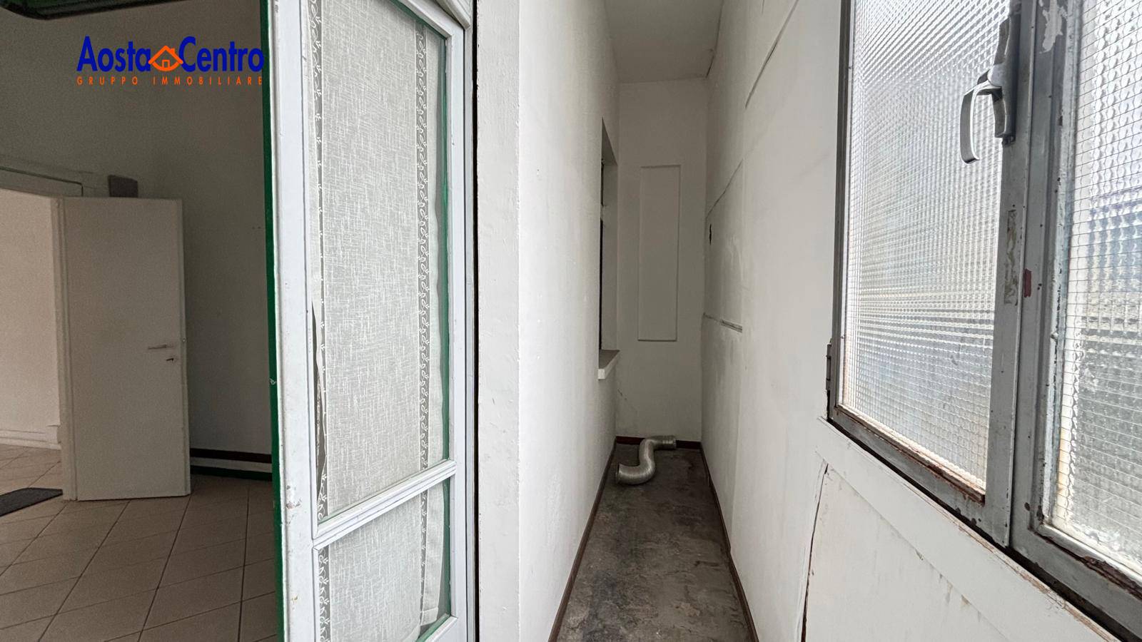 Locale commerciale in affitto a Aosta, Centro