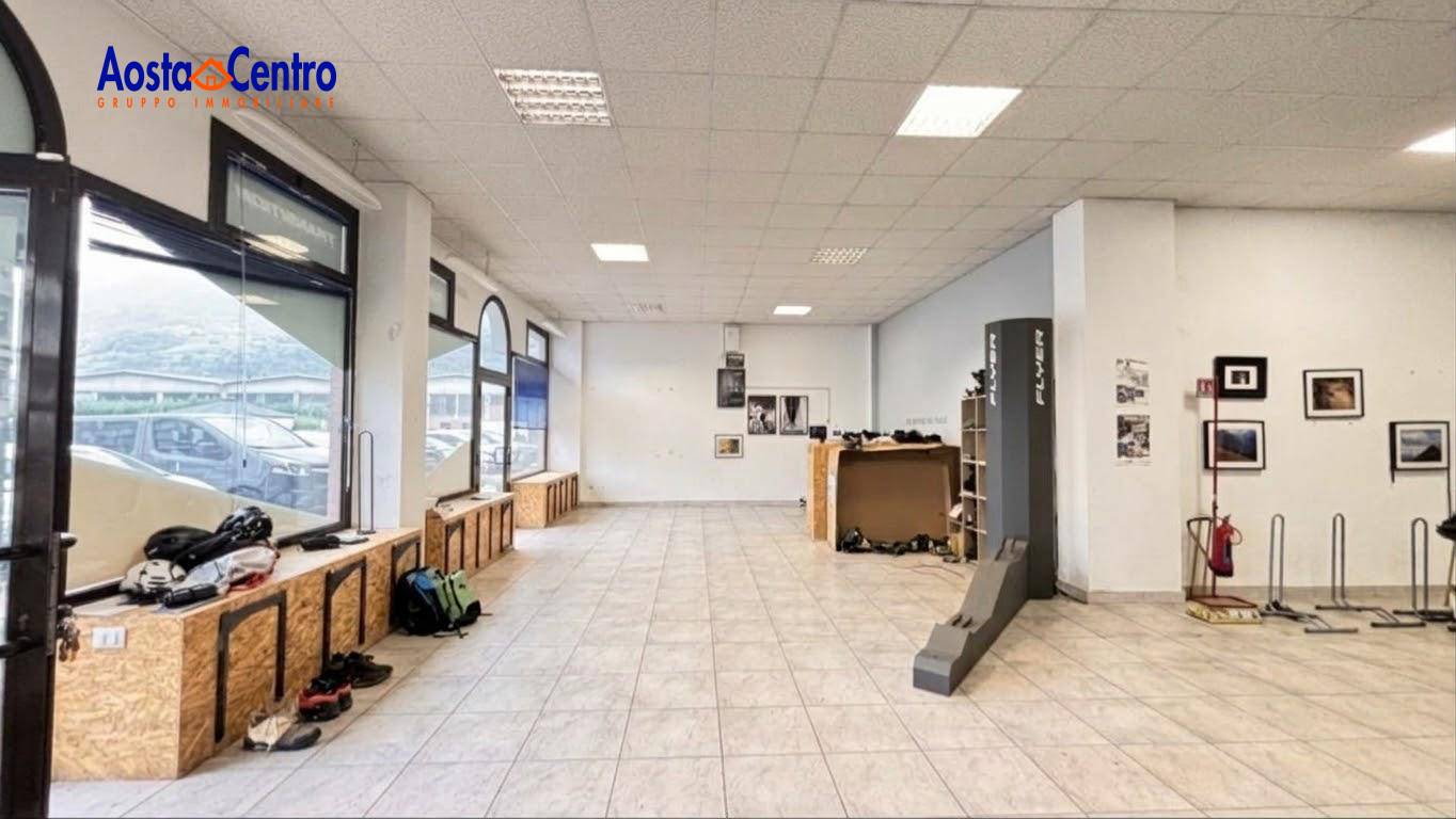 Locale commerciale in affitto a Aosta, Semicentro