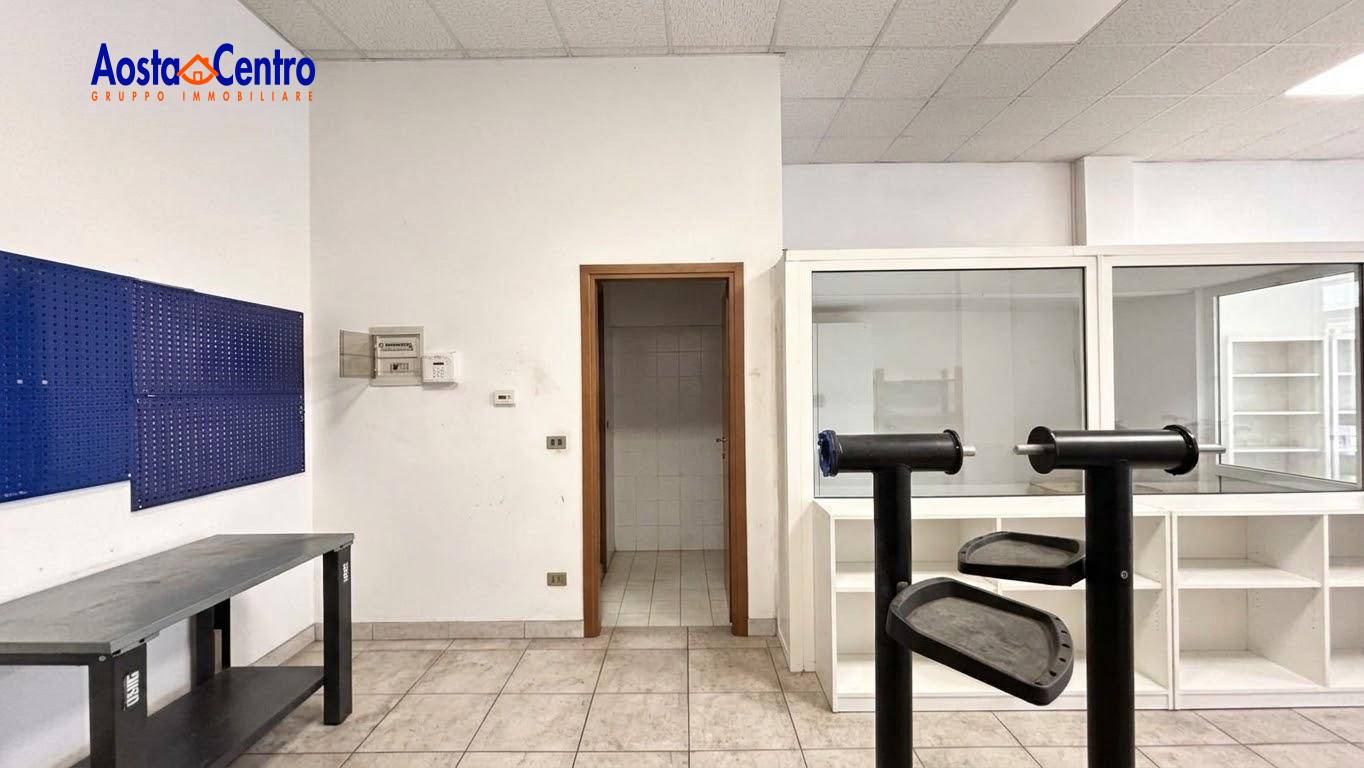 Locale commerciale in affitto a Aosta, Semicentro