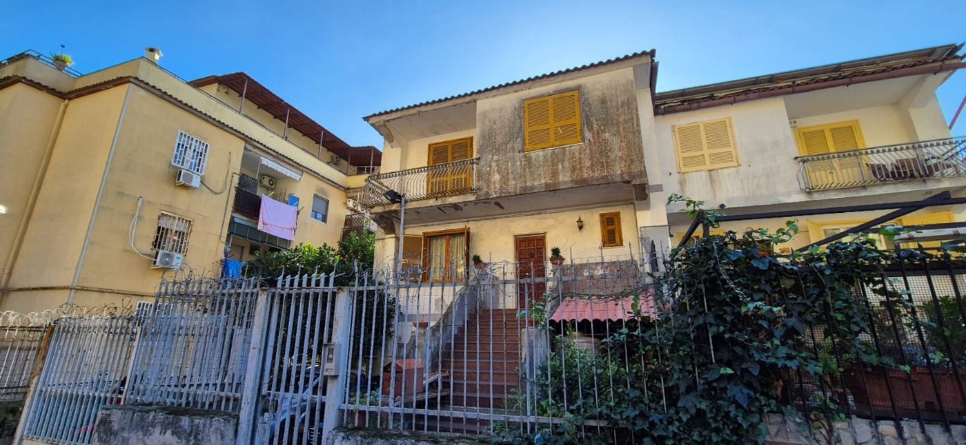 Villa con box a Napoli