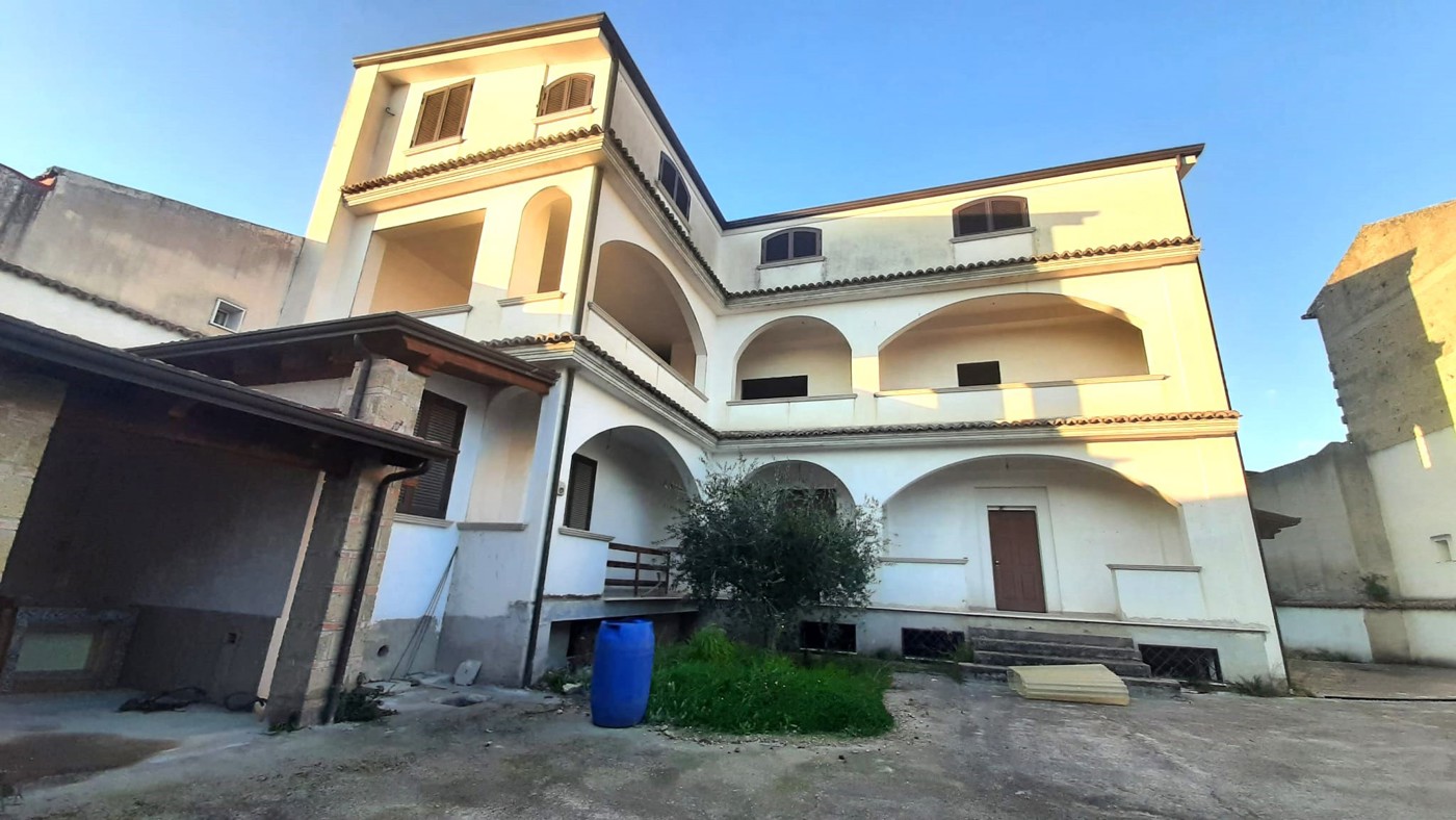 Villa con box a Macerata Campania
