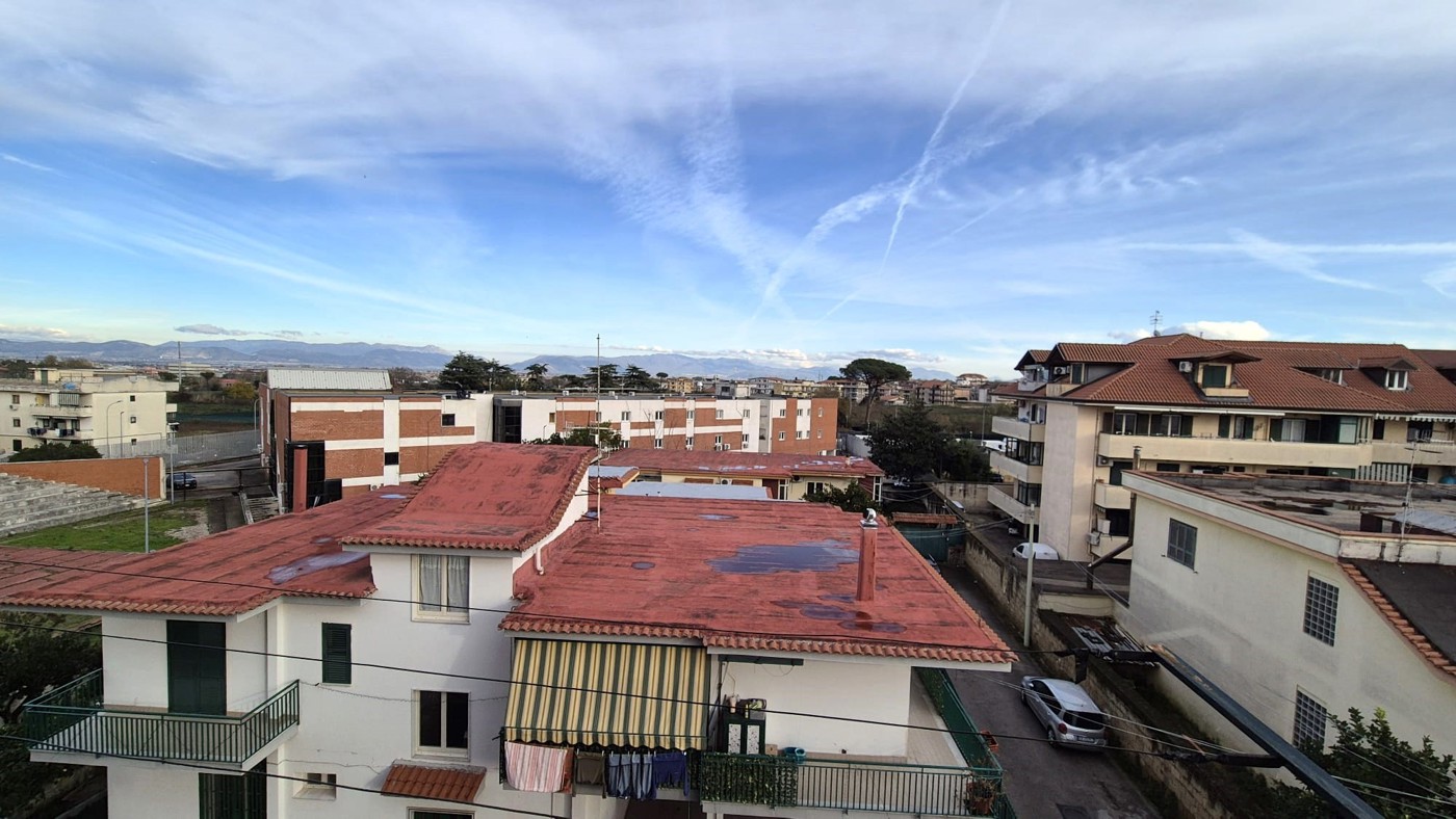 Trilocale da ristrutturare a Giugliano in Campania